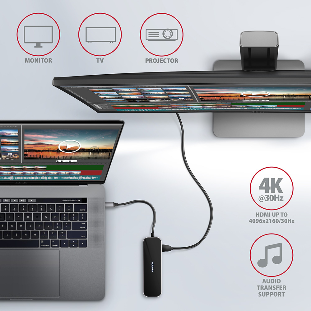 Ein Laptop, der mit einem Monitor, Fernseher und Projektor verbunden ist.