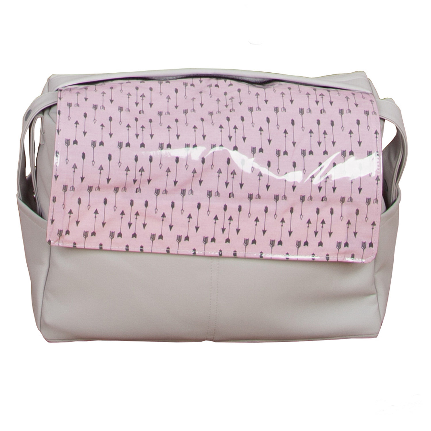 Bolso pañalera gris con solapa rosa con flechas. Fondo blanco. Bolsillos laterales.