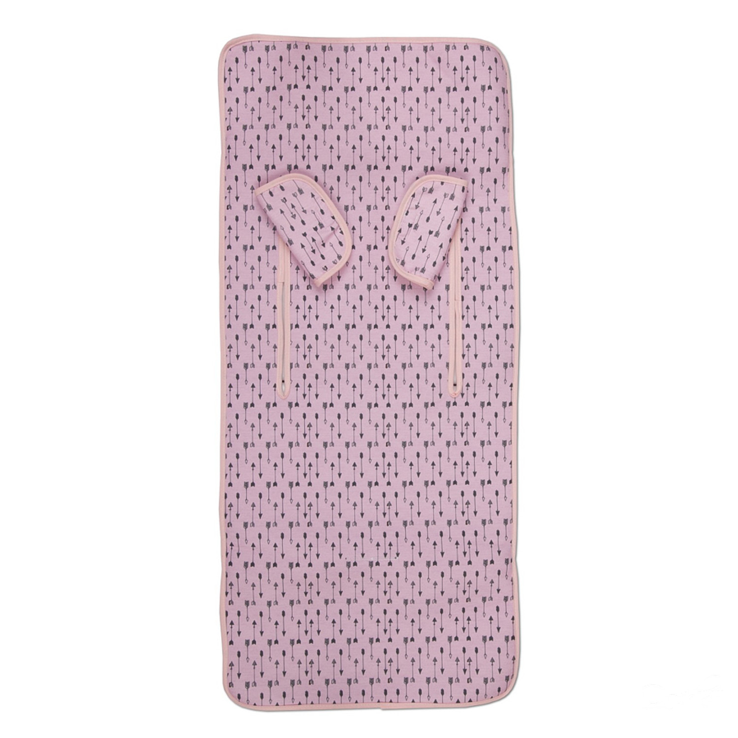 Cambiador rosa con patrón de flechas. Dos almohadas pequeñas. Borde rosa. Fondo blanco.