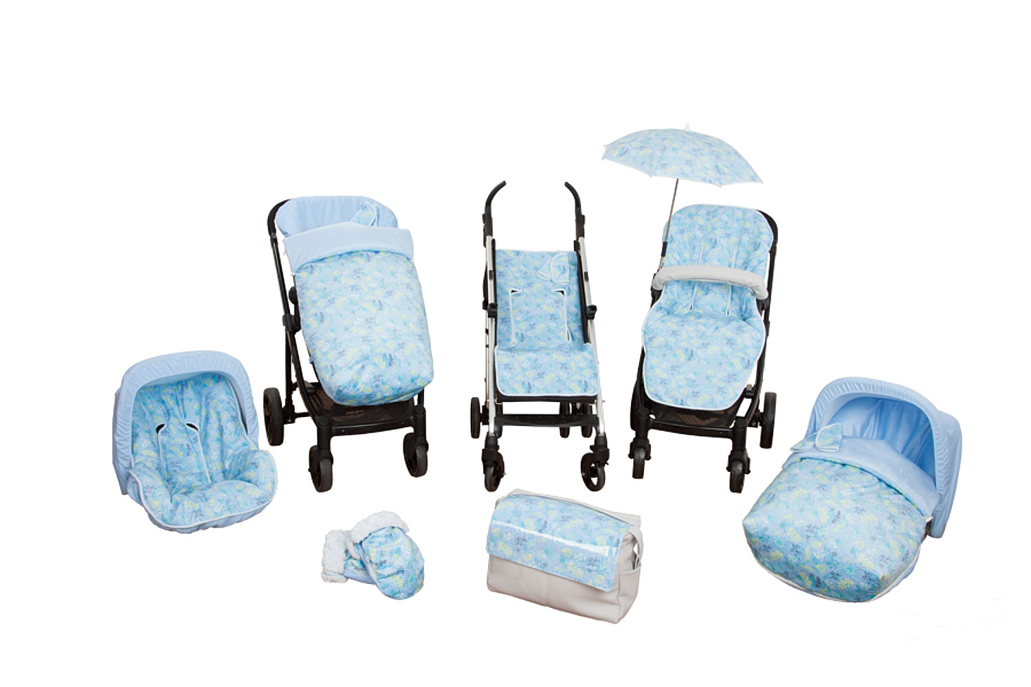 Juego de cochecito de bebé. Incluye un asiento de coche, un cochecito y accesorios. Patrón floral azul sobre fondo blanco.
