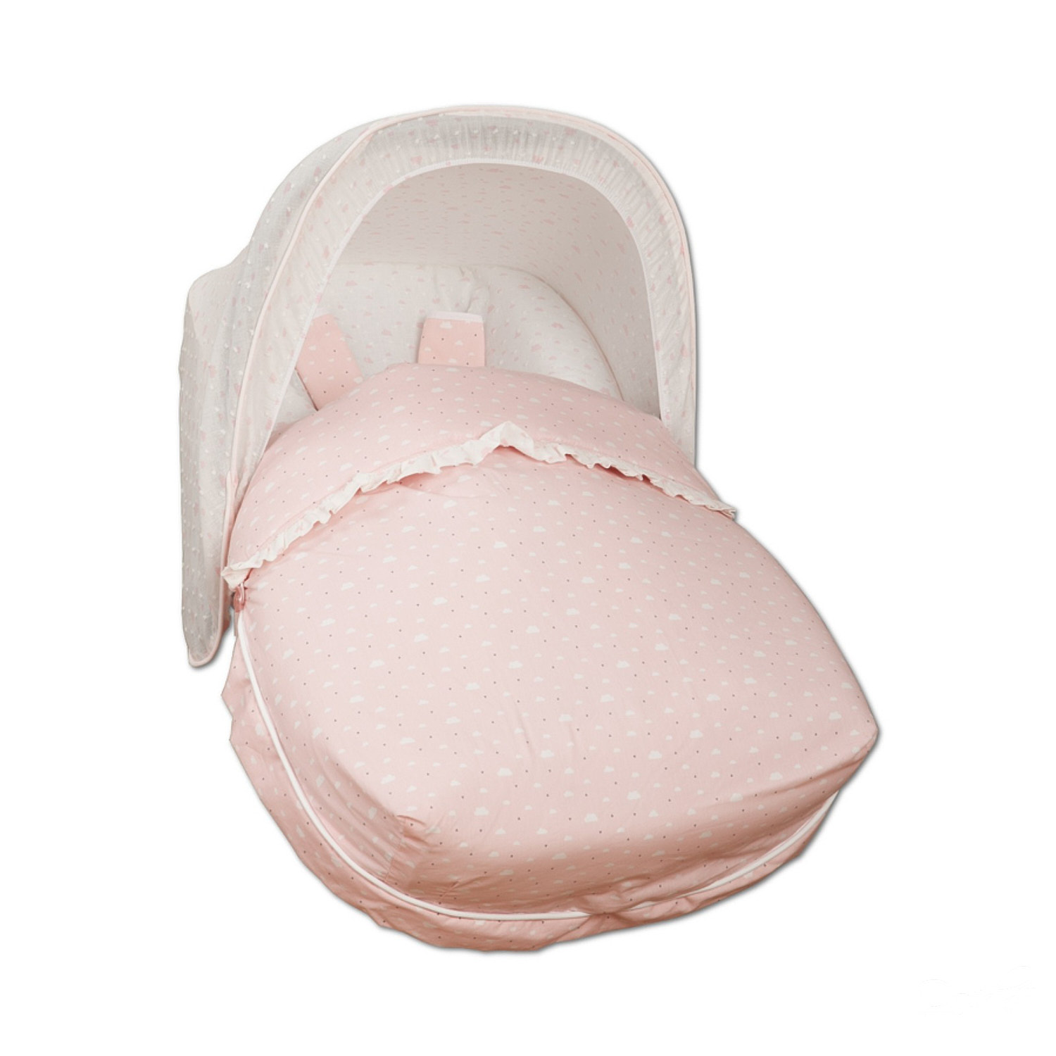 Cuna rosa para bebé con capota. Estampado de puntos blancos. Aislada sobre fondo blanco.