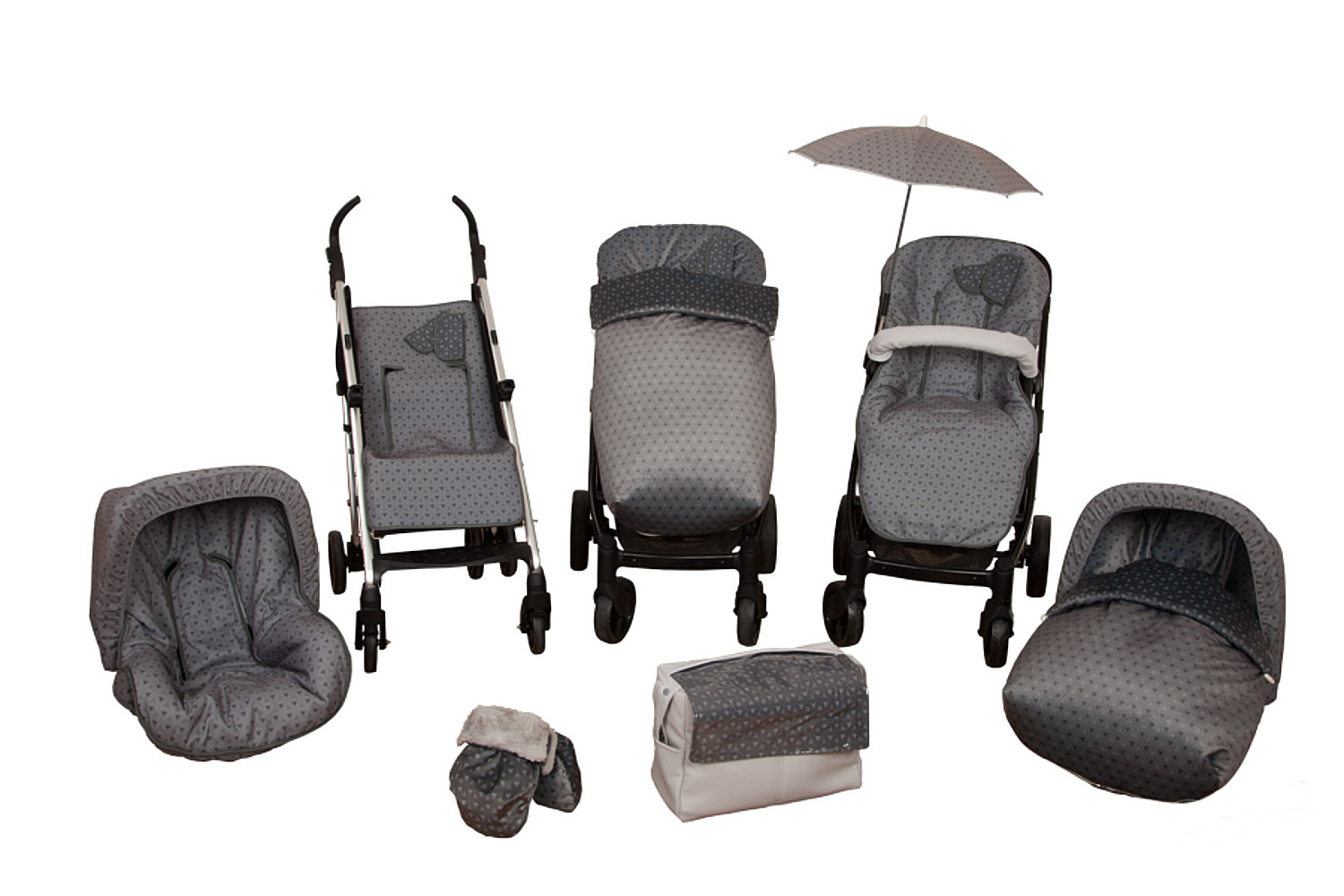 Un conjunto de cochecitos y accesorios para bebés en gris con un patrón de puntos.