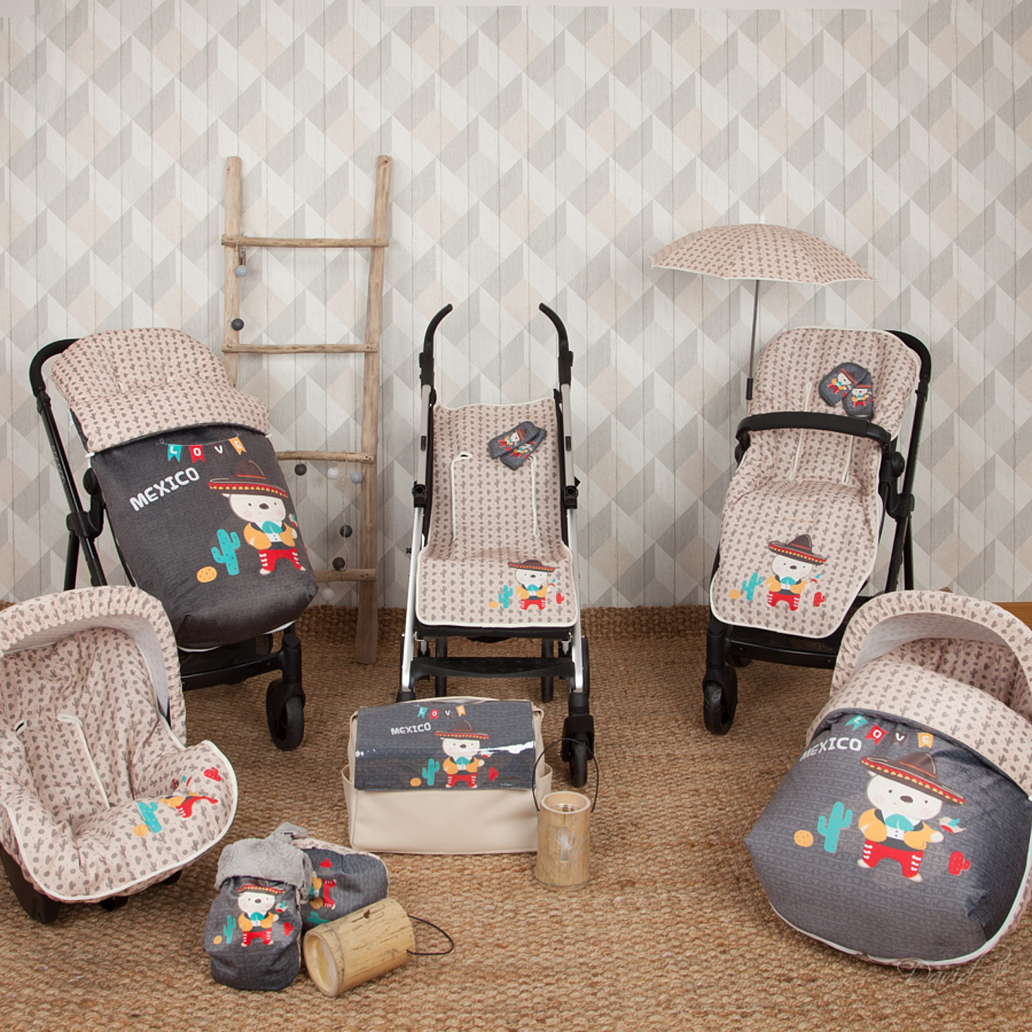 Juego de cochecito de bebé con tema mexicano. Incluye cochecito, asiento de coche y accesorios. Fondo beige.