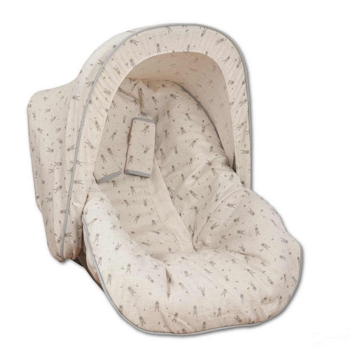 Un asiento de coche para bebé beige con una cubierta estampada, sobre un fondo blanco. Una capota gris claro está levantada.
