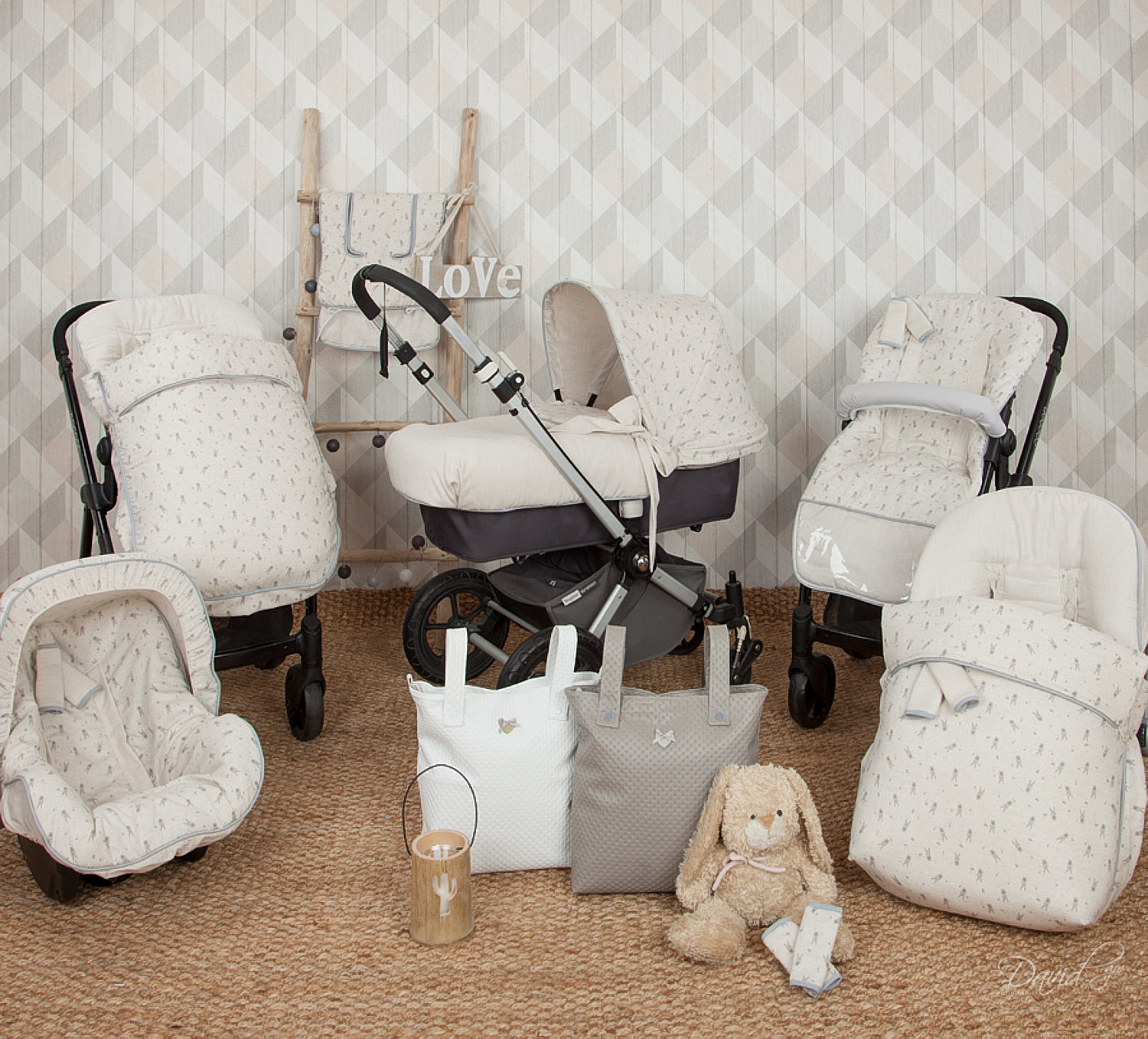 Conjunto de cochecito de bebé con accesorios.