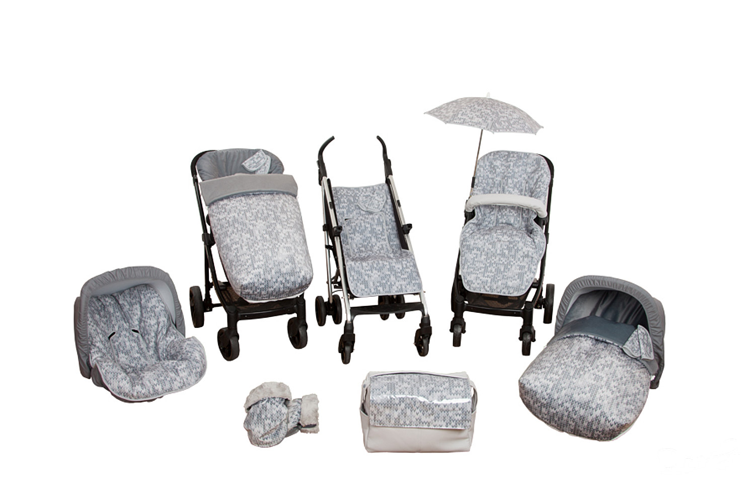 Múltiples accesorios para cochecitos de bebé. Tejido gris estampado sobre fondo blanco.