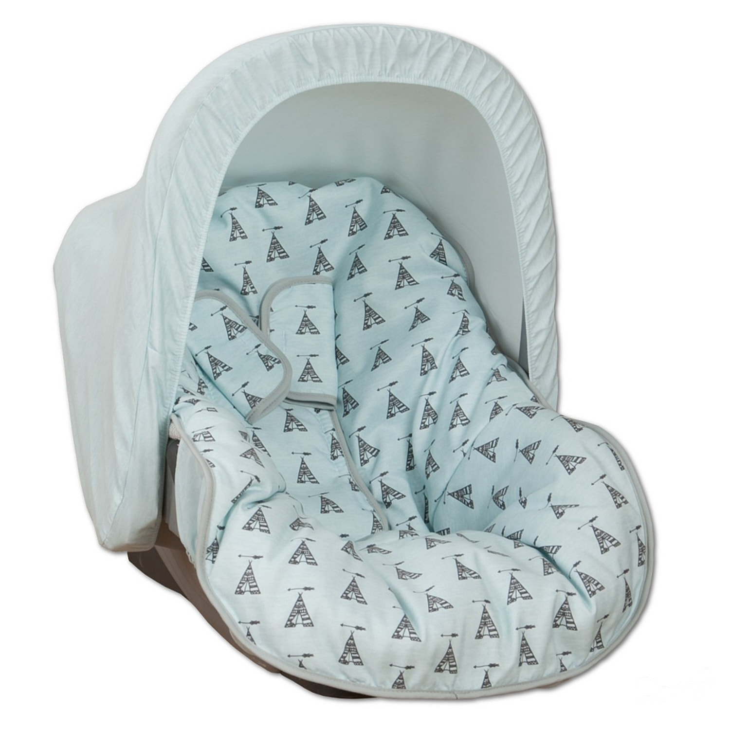 Silla de coche para bebé con capota azul claro e interior estampado con tipis.