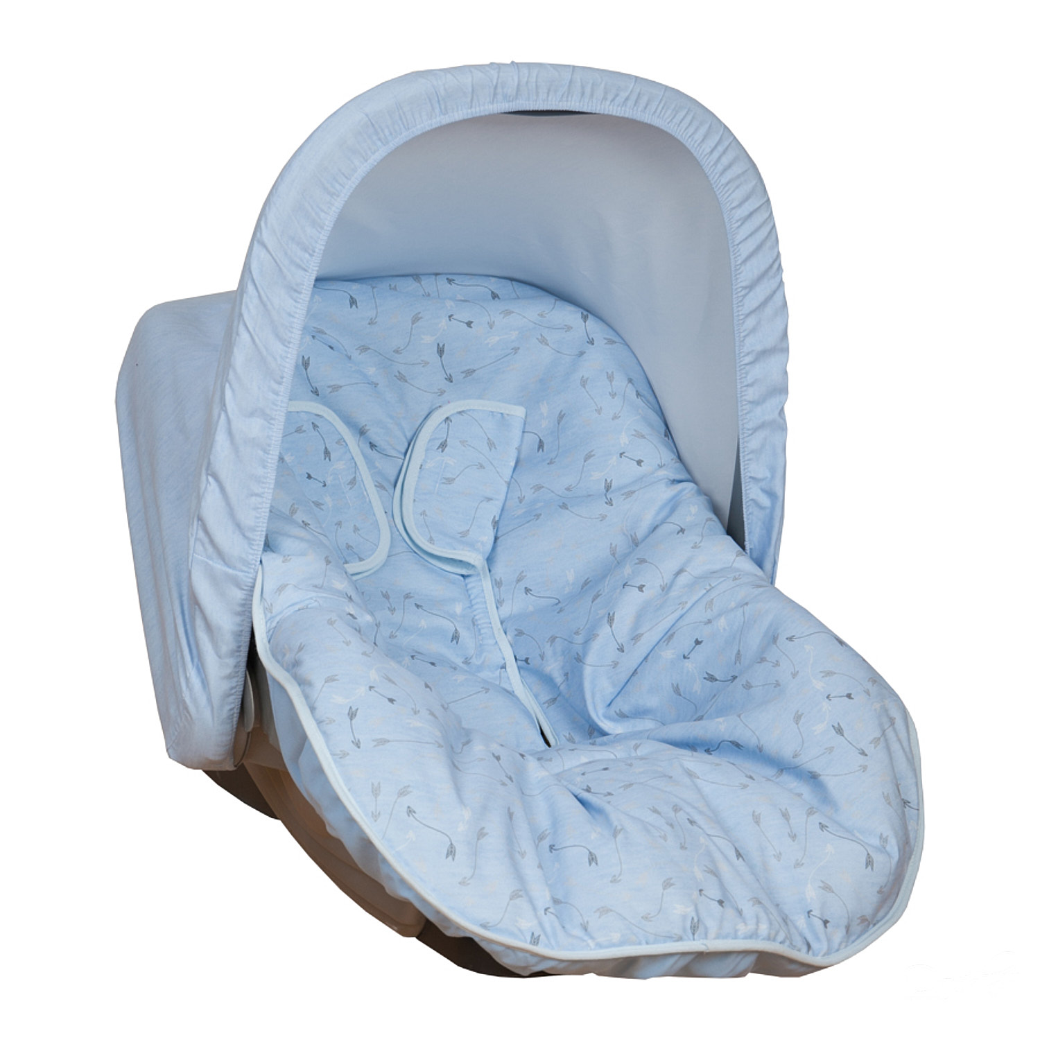 Silla de coche para bebé azul con patrón de flechas. Fondo blanco.