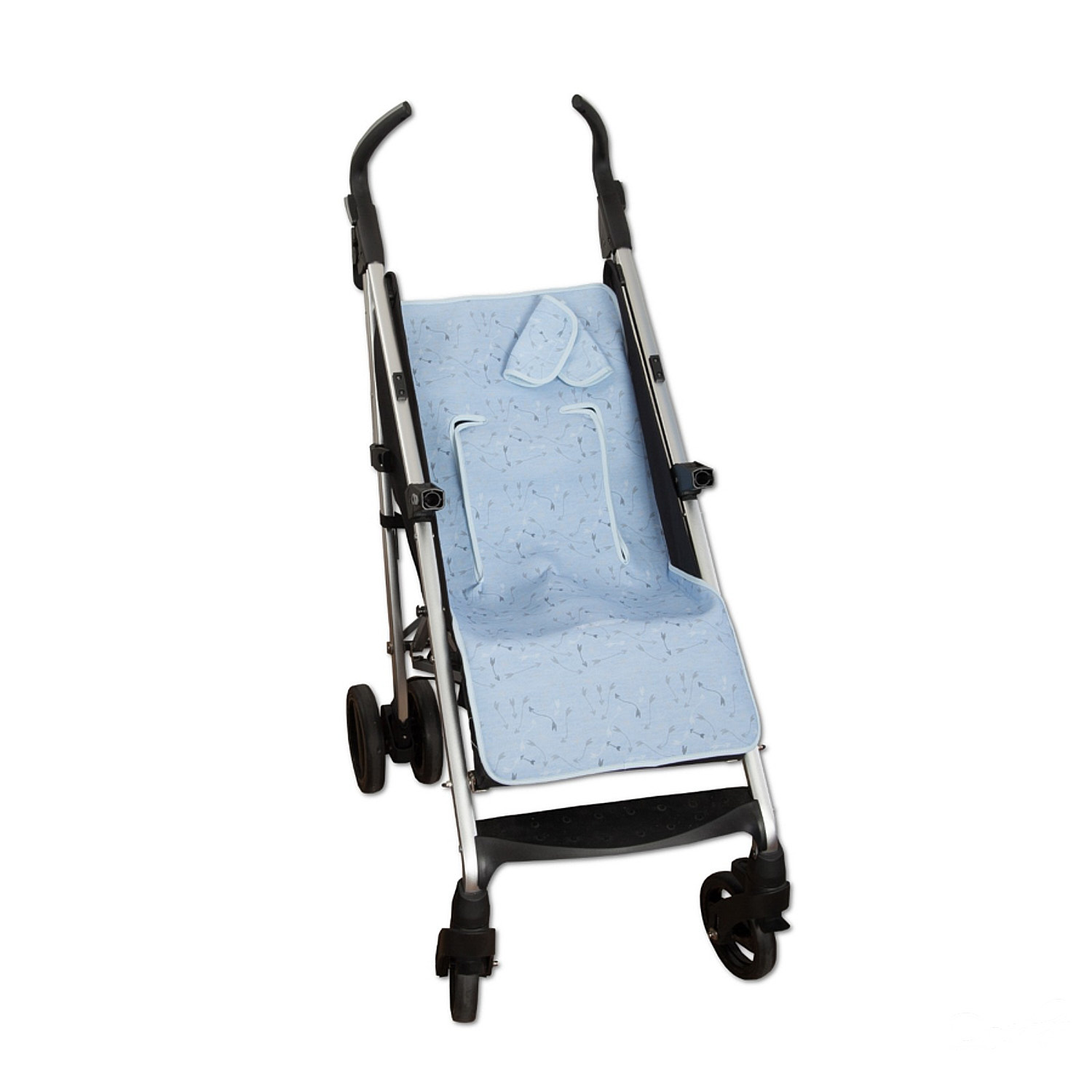 Un cochecito azul y plateado con asiento azul y reposacabezas azul.