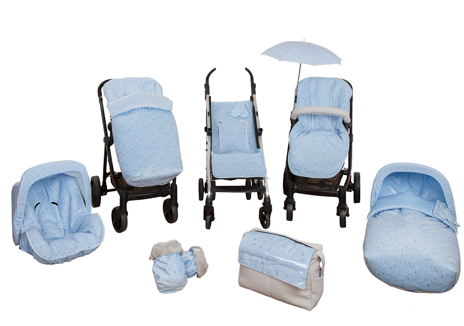 Un juego de accesorios para cochecito de bebé en azul claro con diseños de estrellas, incluye asiento y bolso.