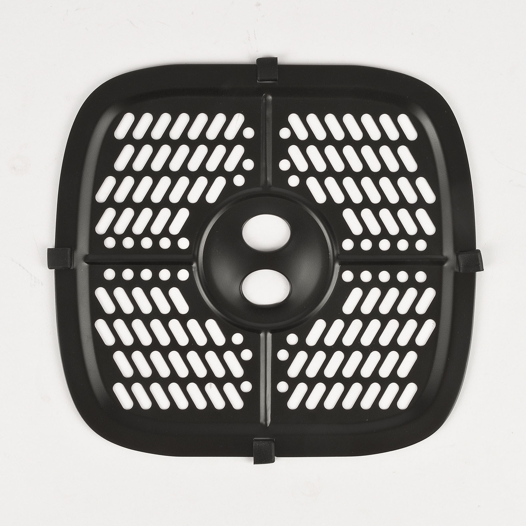 Czarny kosz do frytkownicy beztłuszczowej z otworami, kwadratowy kształt, na białym tle.