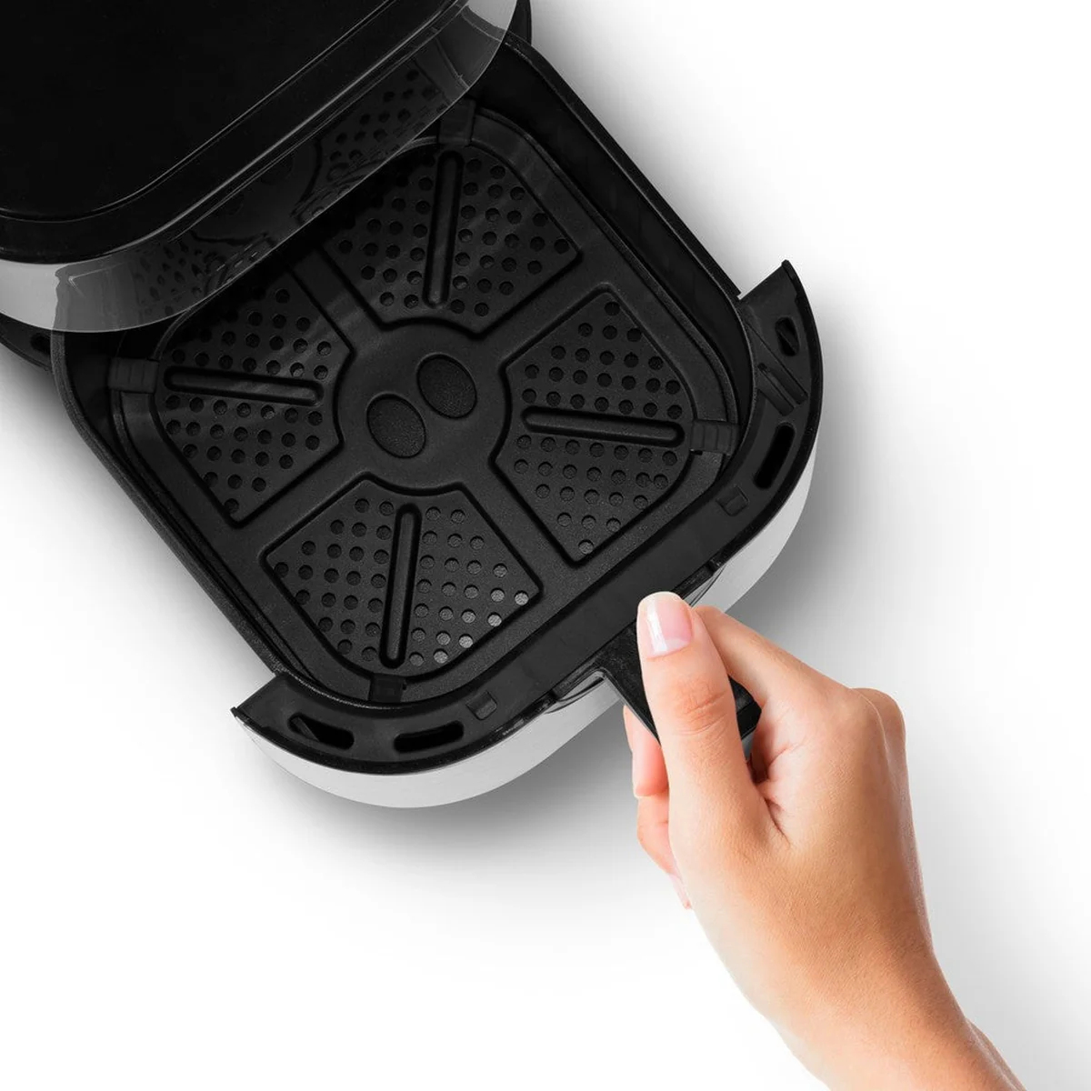 Kosz frytownicy beztłuszczowej wyjmowany przez rękę, widoczne wnętrze. Czarny kosz, białe tło.