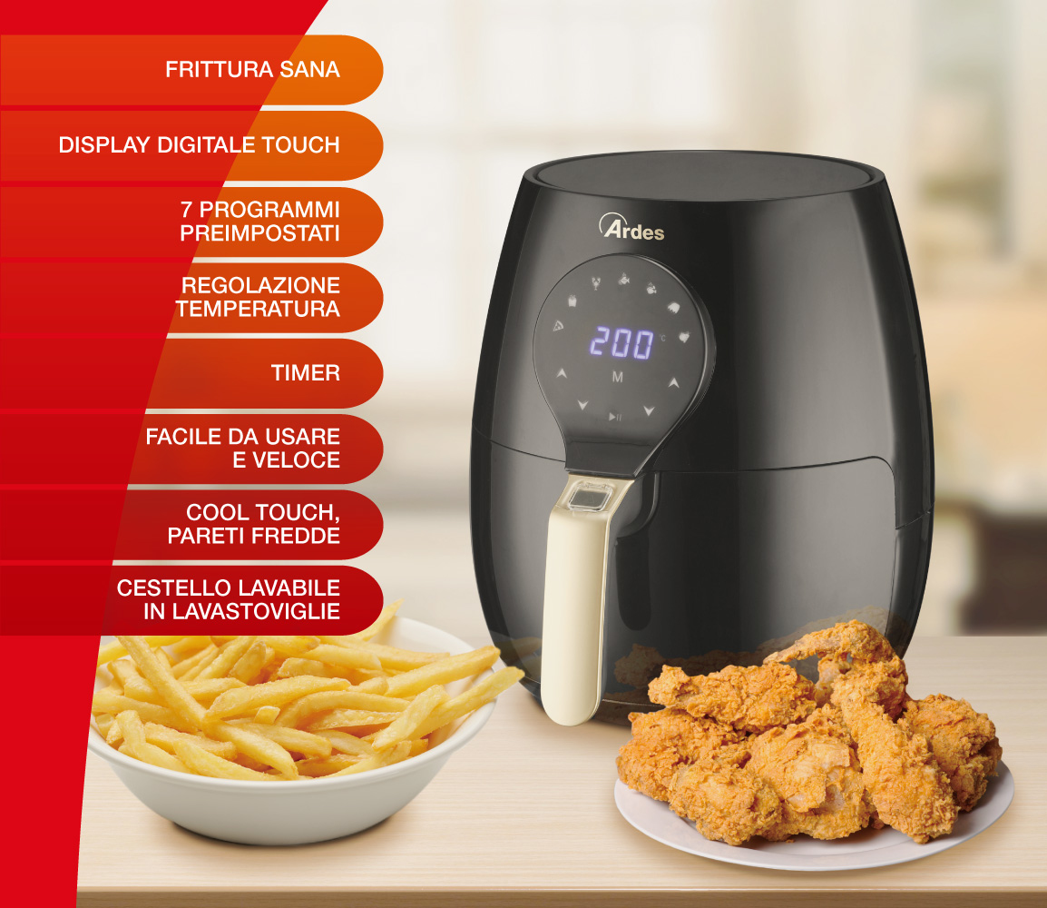 Freidora de aire negra con papas fritas y pollo frito sobre fondo blanco, y etiquetas de texto.