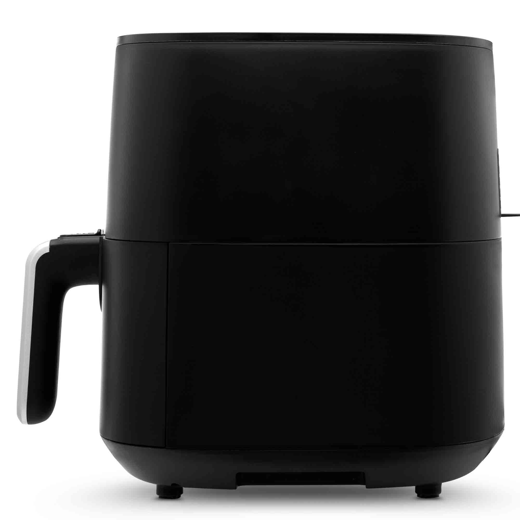 Friggitrice ad aria nera. Maniglia sul lato sinistro. Design semplice e moderno.