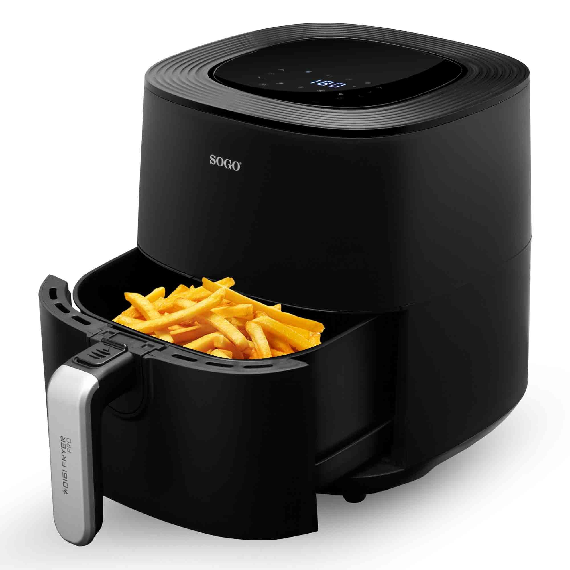 Friggitrice ad aria nera con cestello di patatine fritte, che mostra il display digitale.