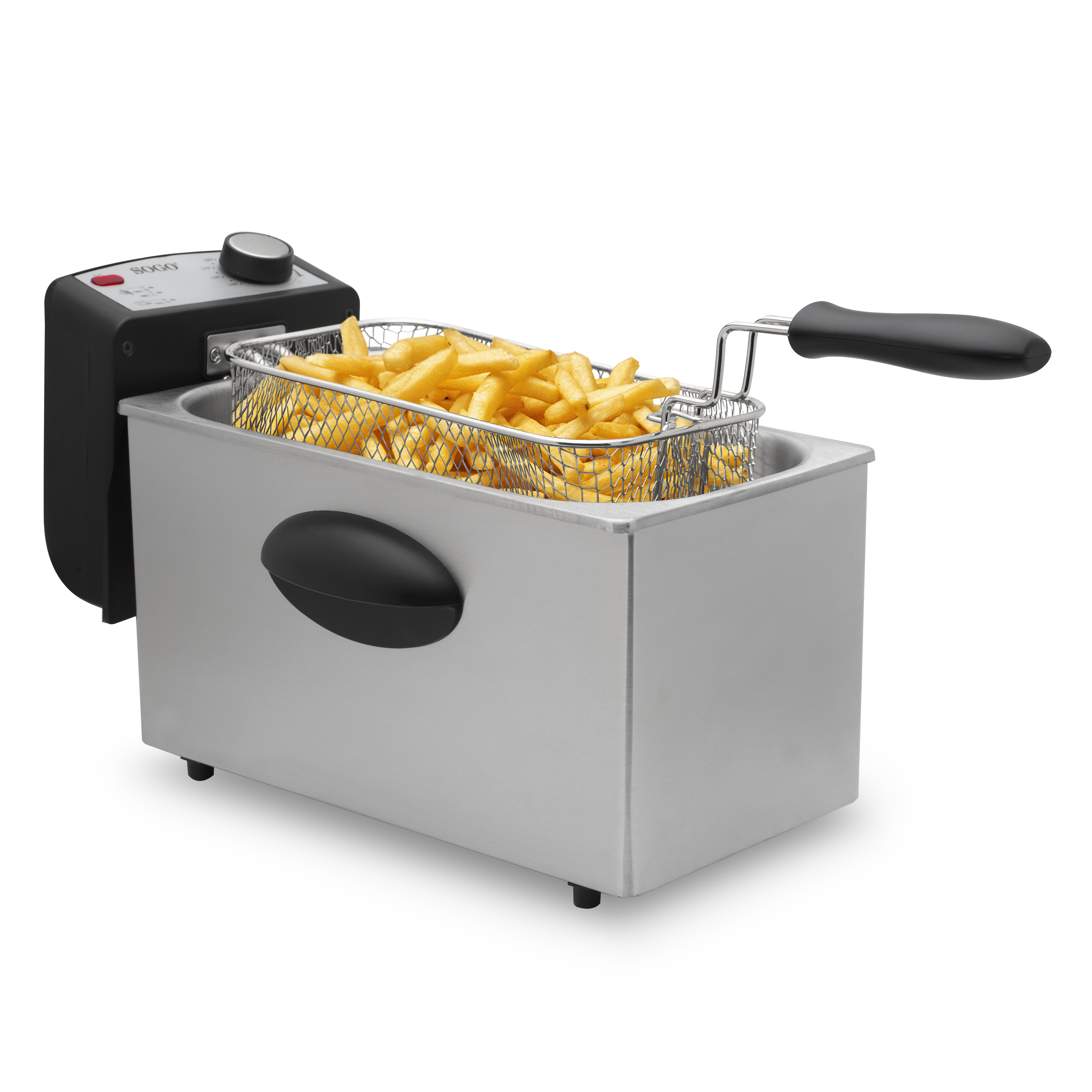 Freidora plateada con patatas fritas en la cesta. Tiene un panel de control negro en el lateral.