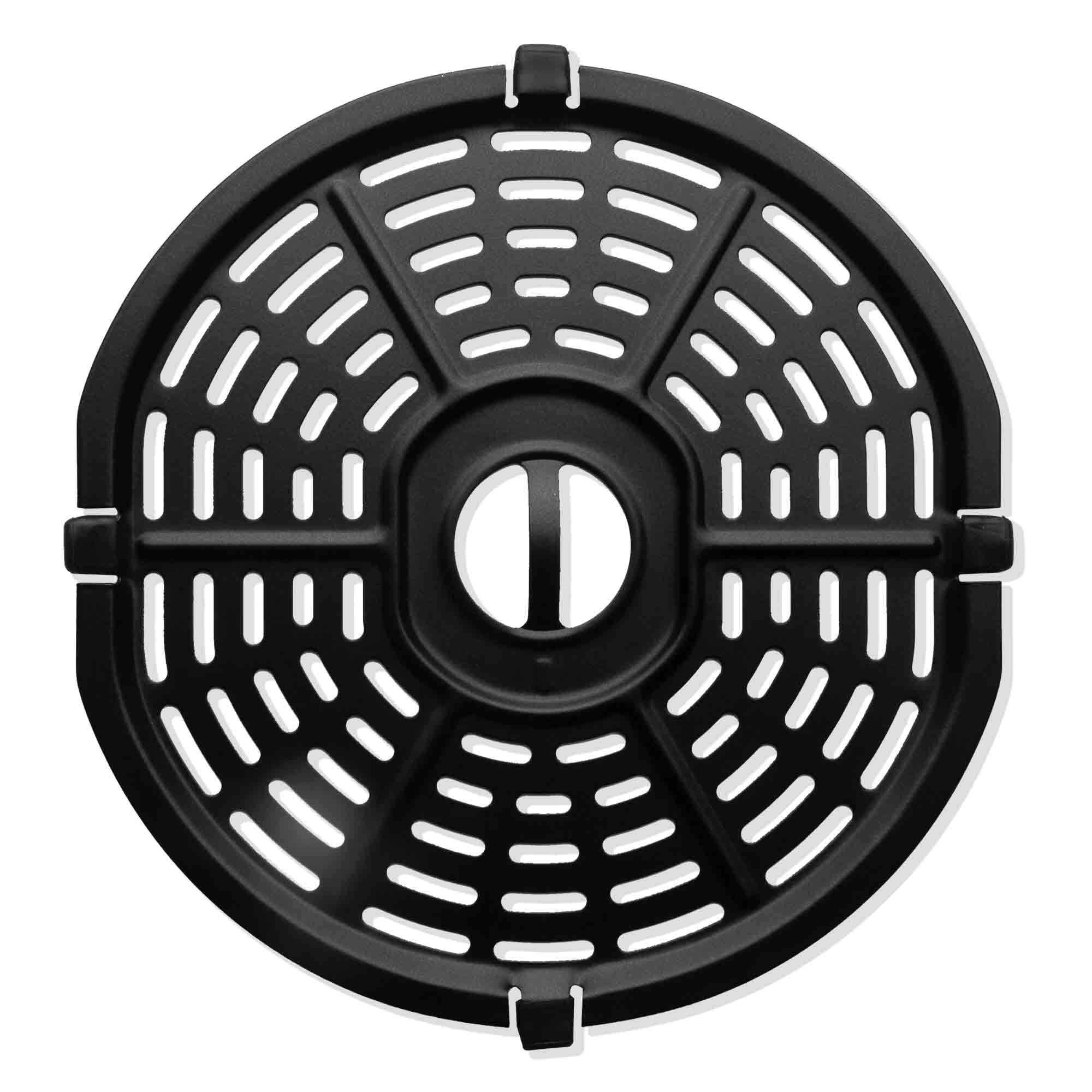 Cestello per friggitrice ad aria nero con design circolare, numerosi fori. Isolato su sfondo bianco.