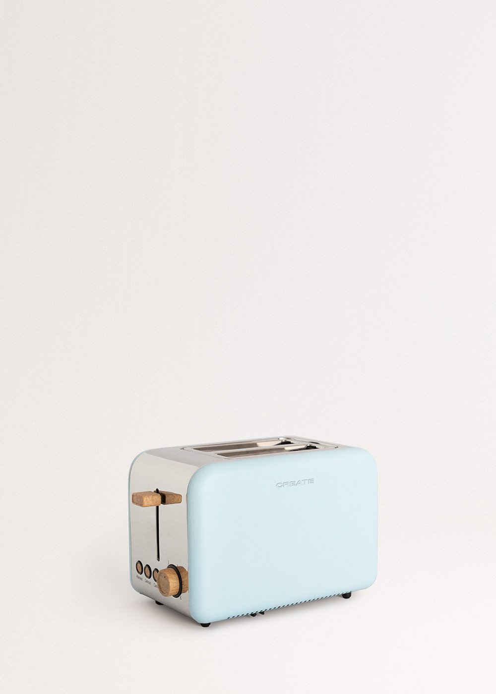 Una tostadora azul claro con detalles de madera sobre fondo blanco.
