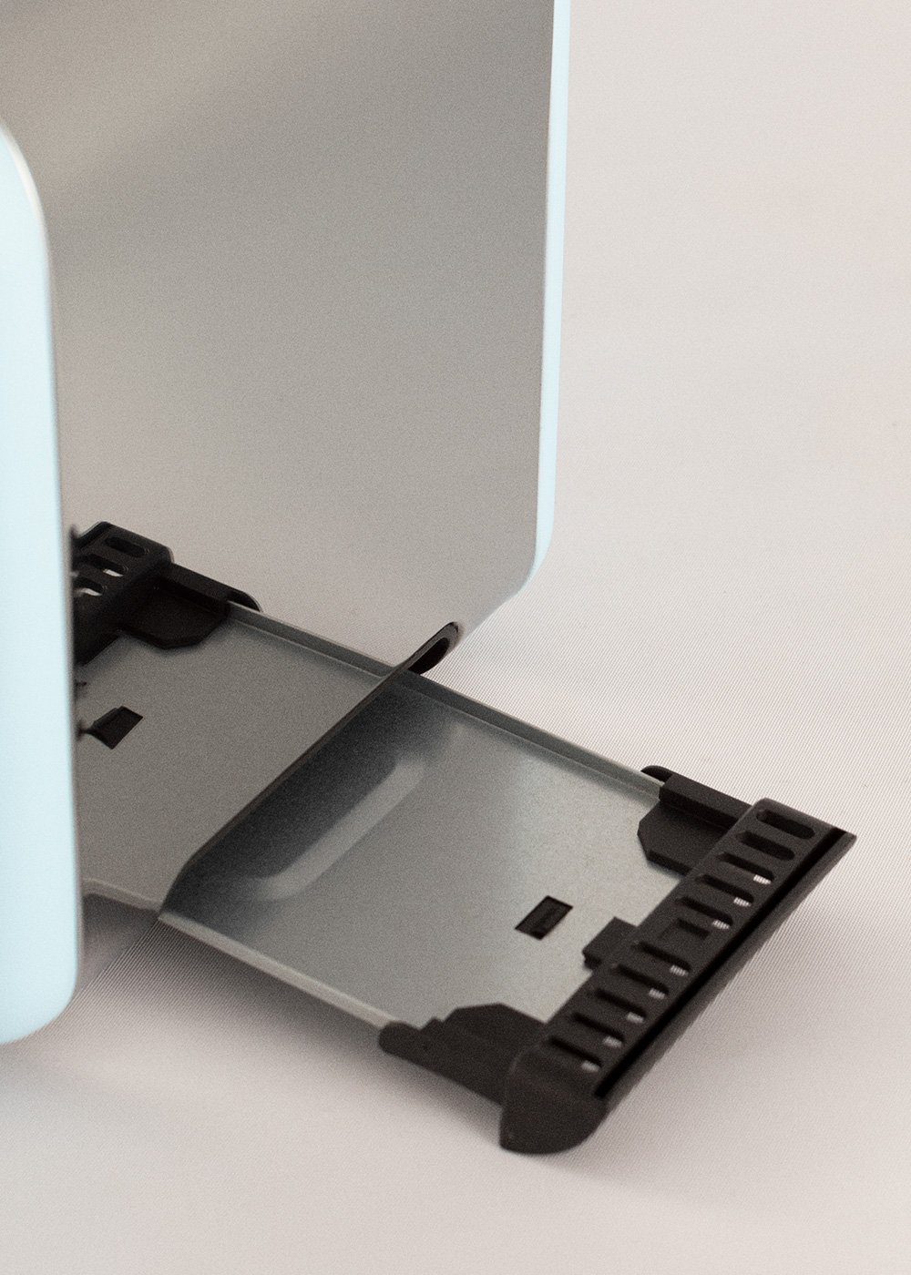 Primer plano de un electrodoméstico blanco con bandeja extendida.
