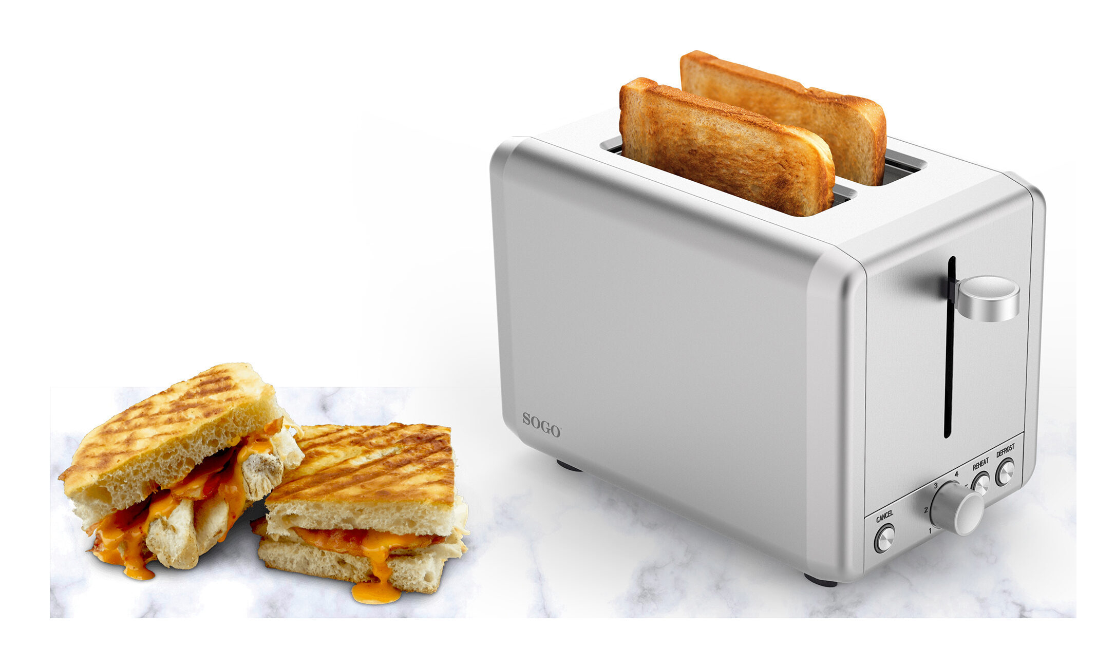 Un tostapane argentato con due fette di pane tostato e due panini al formaggio grigliati accanto.