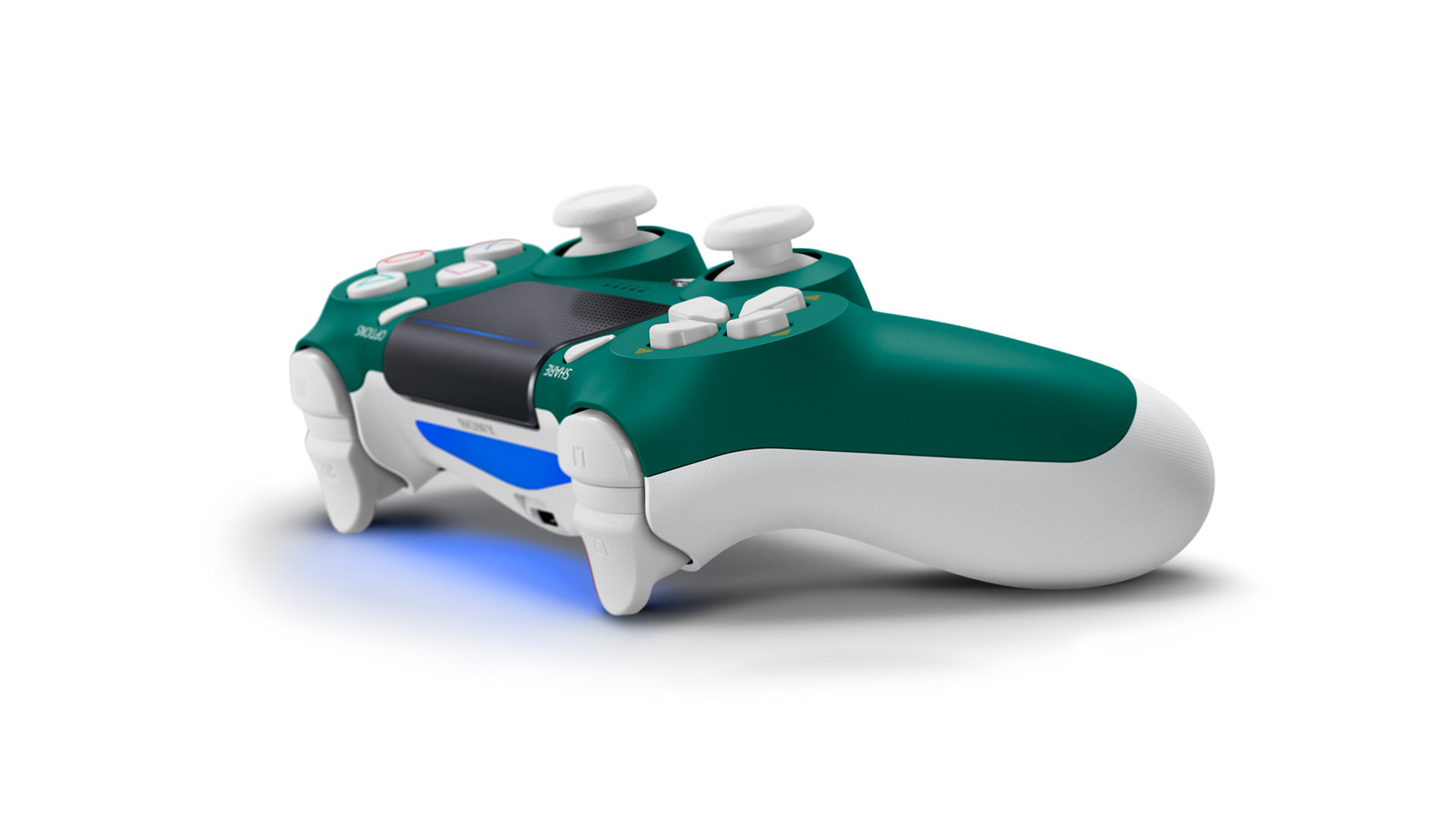 Ein grüner und weißer Playstation Controller mit blauem Licht, weißen Knöpfen und weißem Hintergrund.