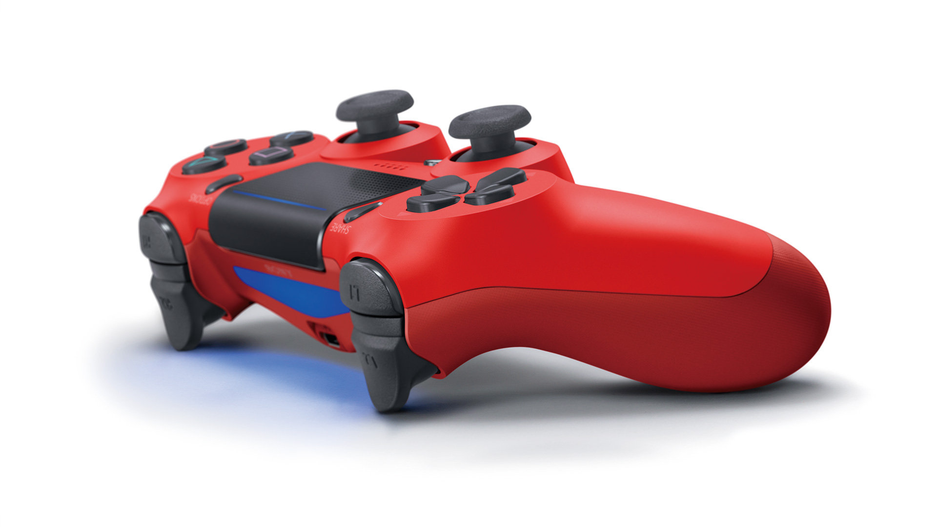 Een rode PlayStation 4-controller met zwarte joysticks en knoppen.