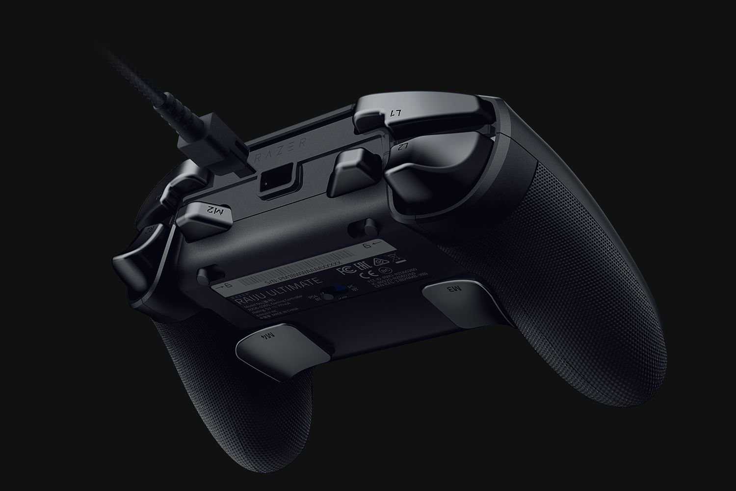 Ein schwarzer Razer-Controller, schräge Ansicht, mit eingestecktem Kabel.