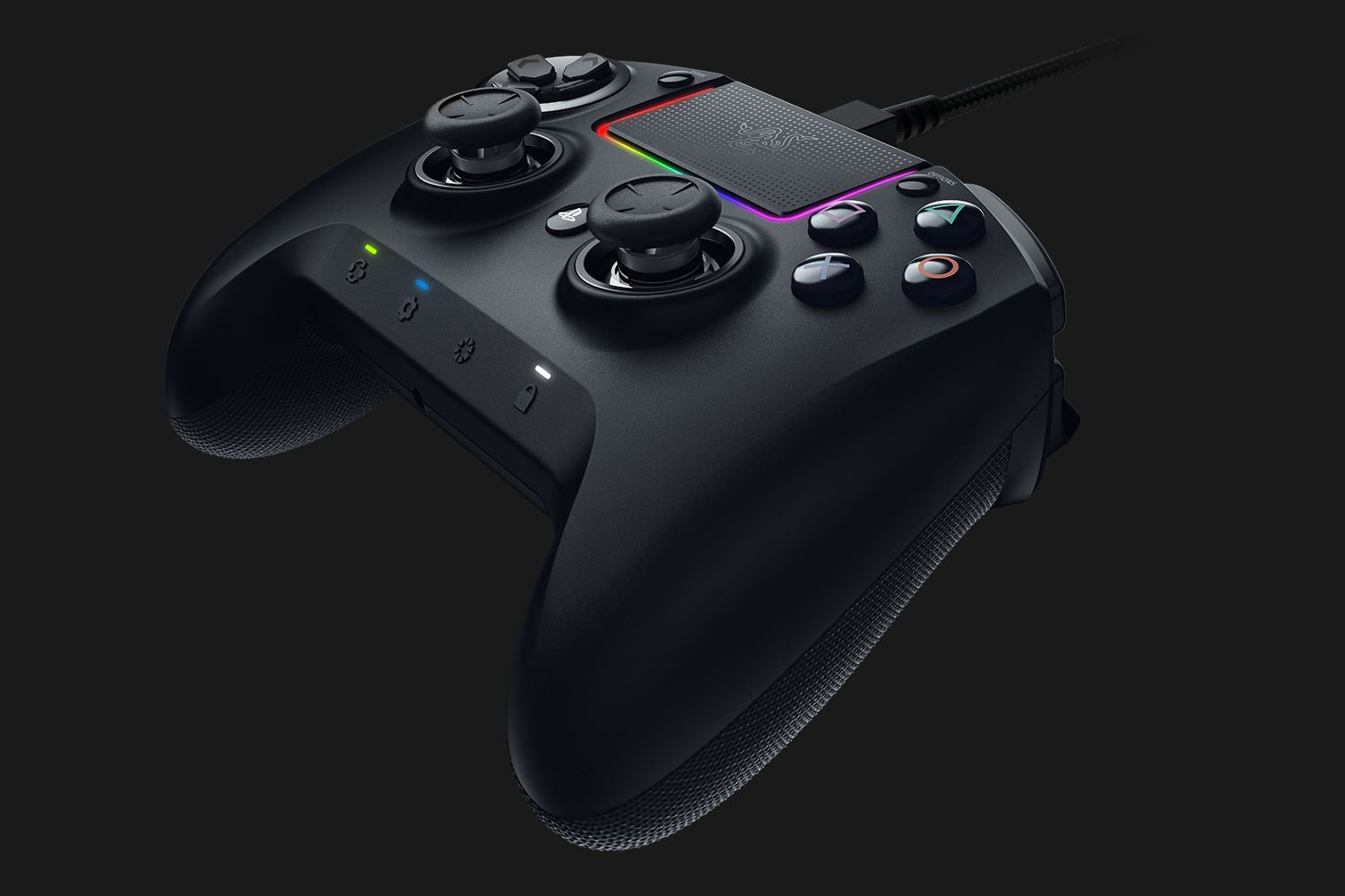 Ein schwarzer Gamecontroller mit Knöpfen und Joysticks. Er hat einen Kabelanschluss und farbige Beleuchtung.