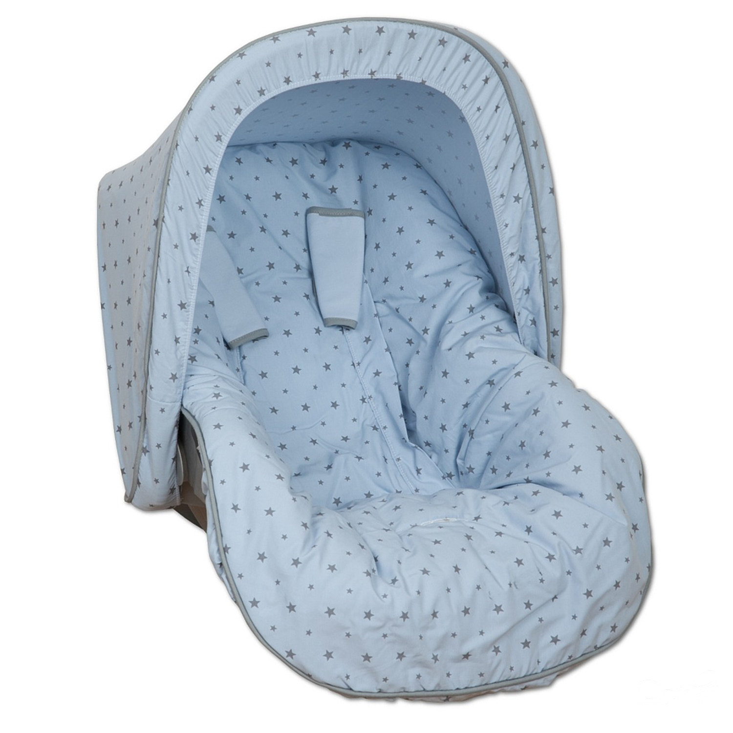 Un asiento de coche azul con estrellas grises y una capota a juego.