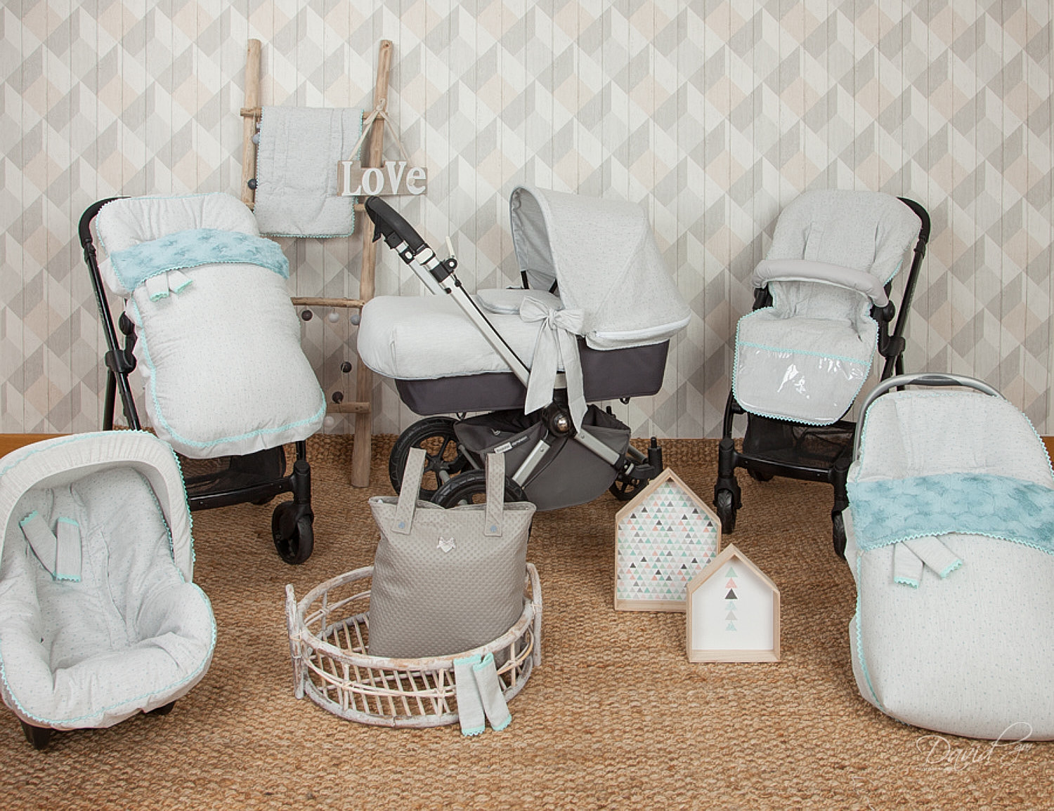 Conjunto de cochecito de bebé con cochecito, capazo, asiento de coche, bolso y accesorios. Diseño claro.