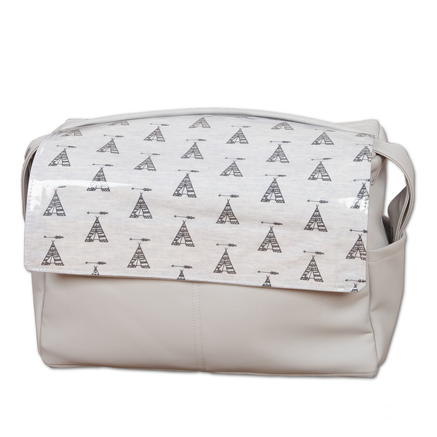 Un bolso pañalera gris claro con solapa con tipis y flechas. Está sobre un fondo blanco.