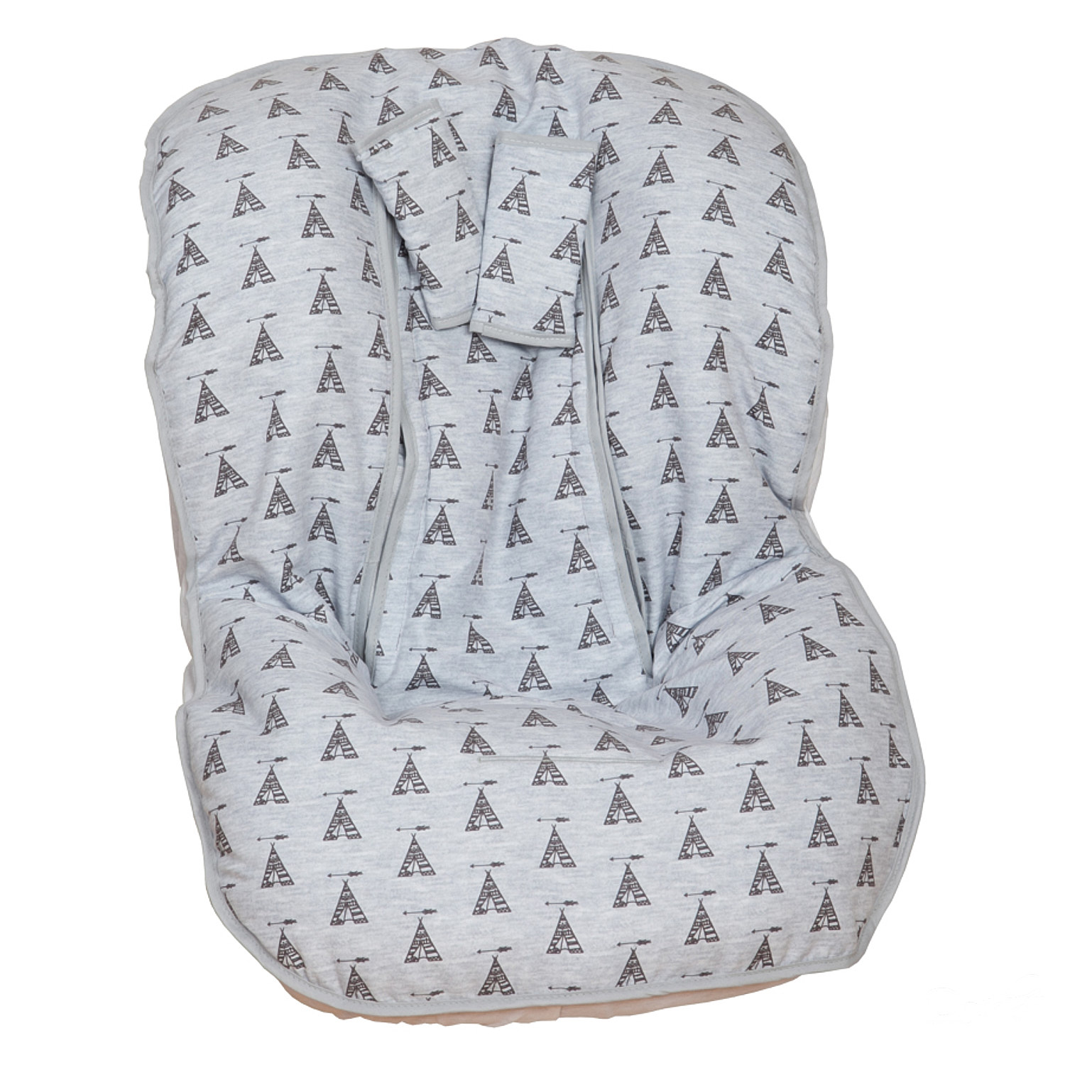 Un asiento para bebé gris claro con un patrón de tipi sobre fondo blanco.