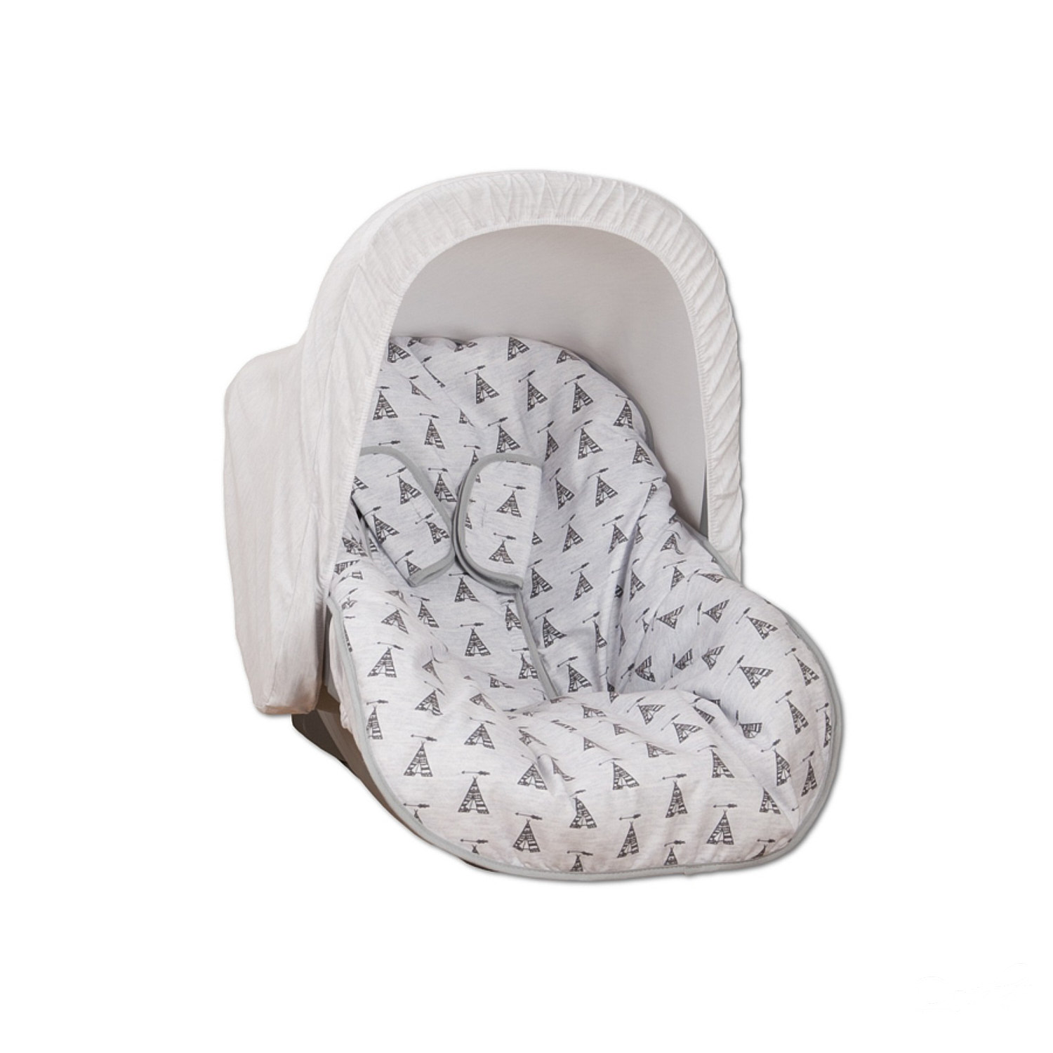 Silla de coche para bebé blanca con inserto estampado, sobre fondo blanco.