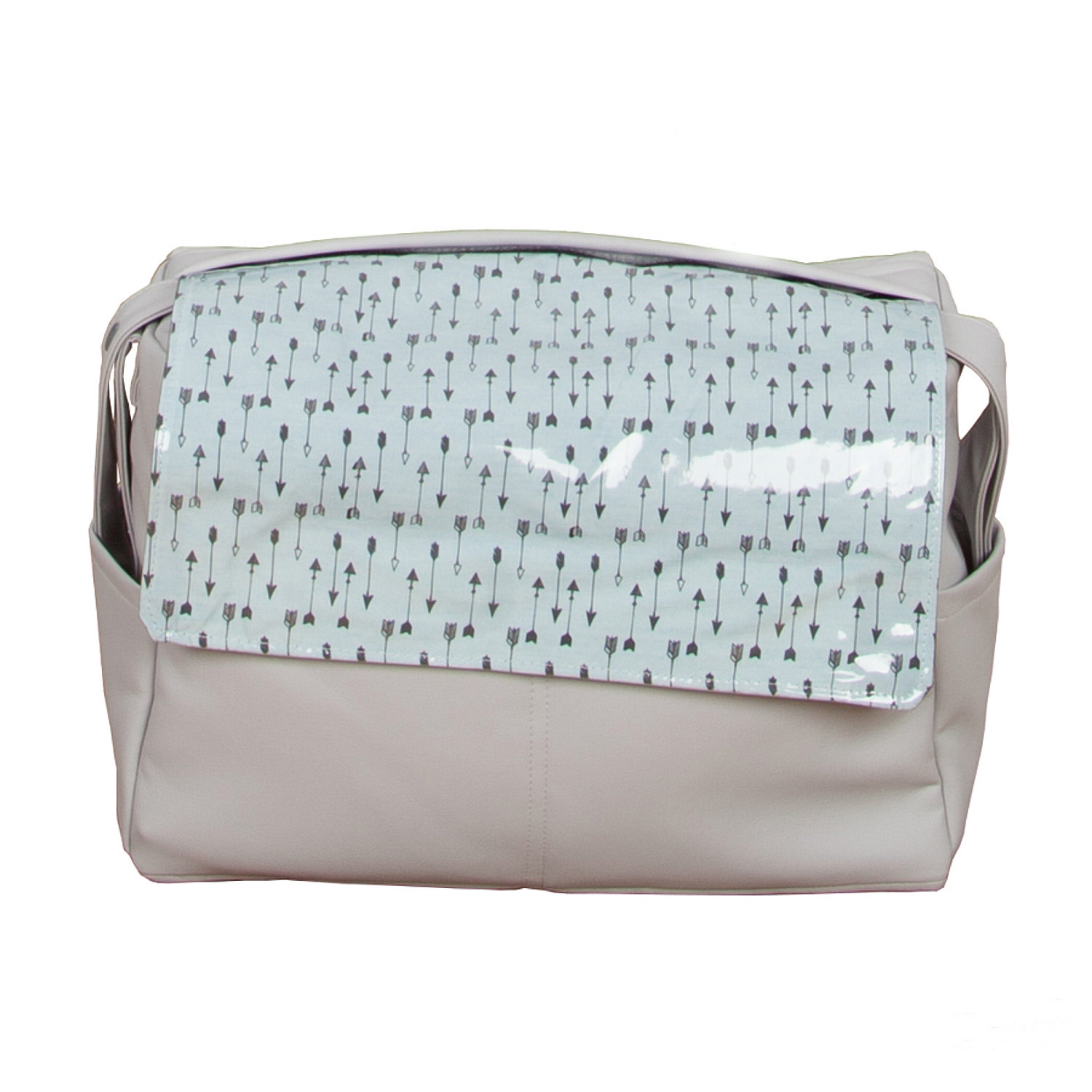 Un bolso pañalero gris claro con una solapa con un patrón de flechas.