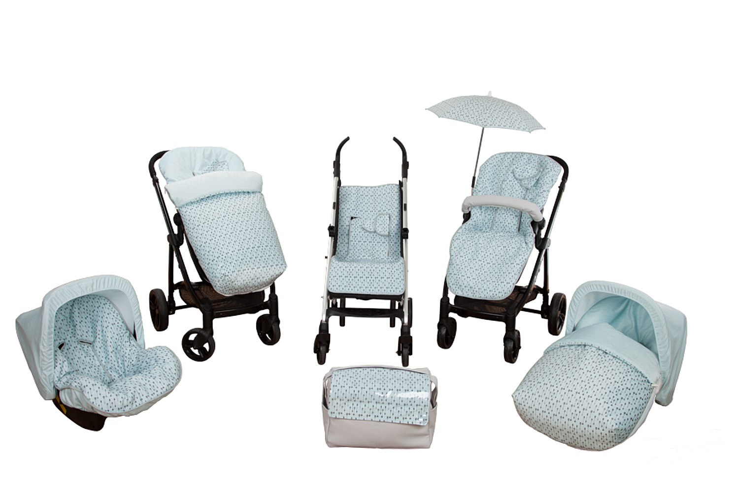 Un conjunto de cochecitos de bebé en azul con lunares blancos, que incluye asiento de coche, cochecito y bolso.
