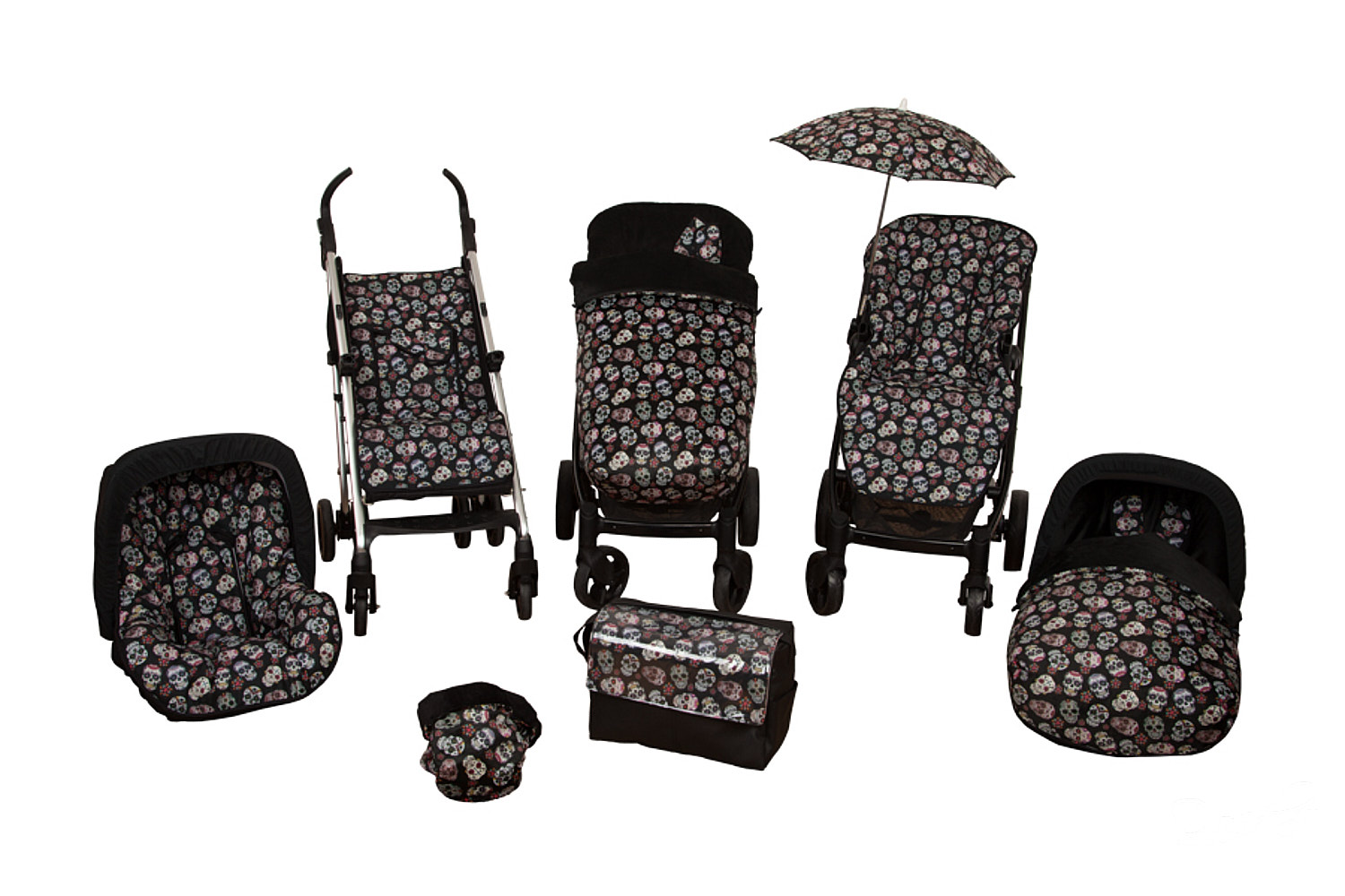 Juego de cochecito de bebé con estampado de calaveras. Incluye cochecito, asiento de coche y bolsas sobre fondo blanco.