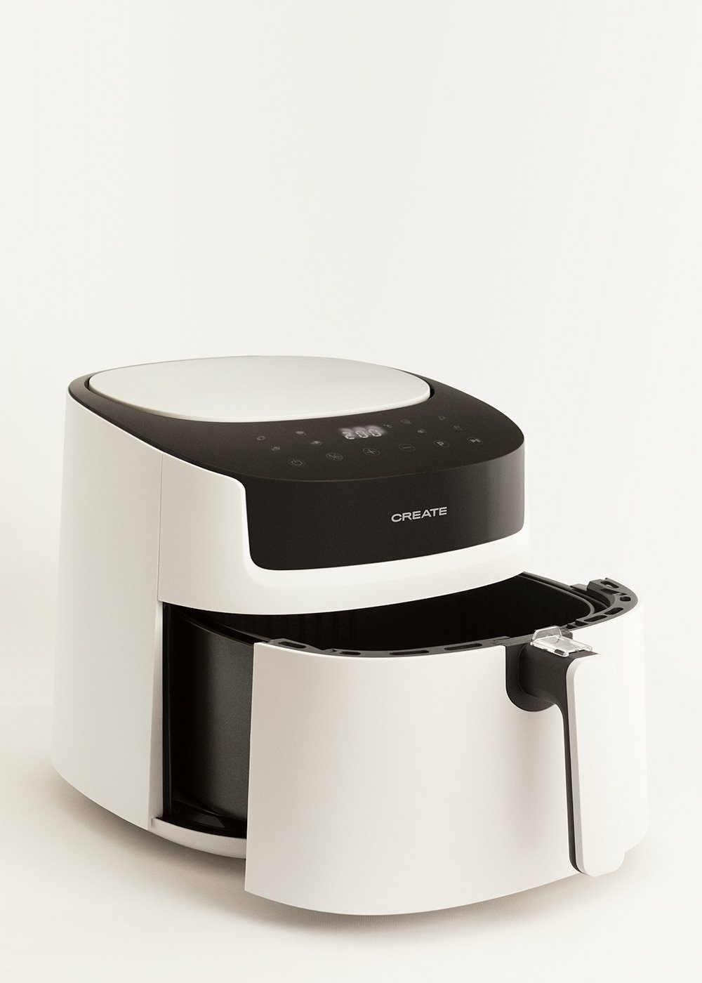 Biało-czarna frytkownica powietrzna z otwartym koszem. Logo Create z przodu. Białe tło.
