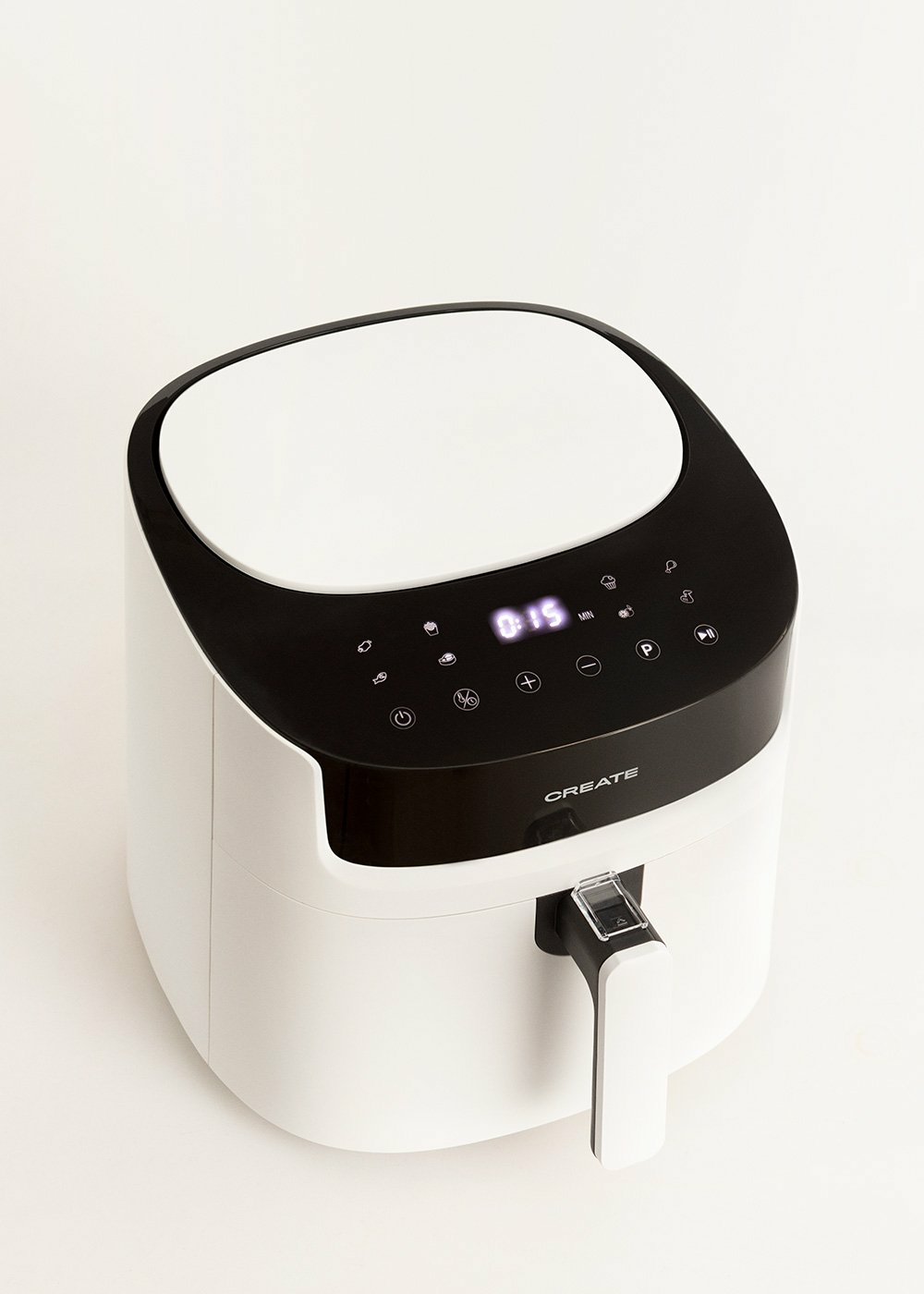 Biało-czarna frytkownica powietrzna z wyświetlaczem cyfrowym. Uchwyt z przodu.