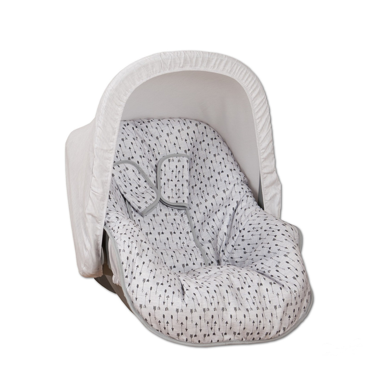Silla de coche para bebé blanca con capota blanca. El asiento tiene un patrón de flechas.