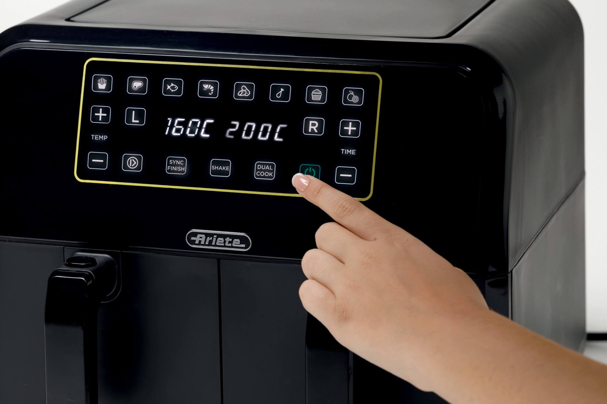 Panel sterowania frytkownicy beztłuszczowej. Ręka naciska przycisk zasilania. Pokazuje temperaturę i czas. Białe tło.