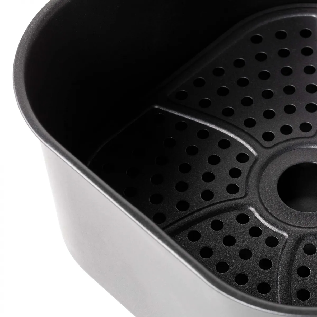 Primer plano de la cesta de una freidora de aire negra con superficie perforada.