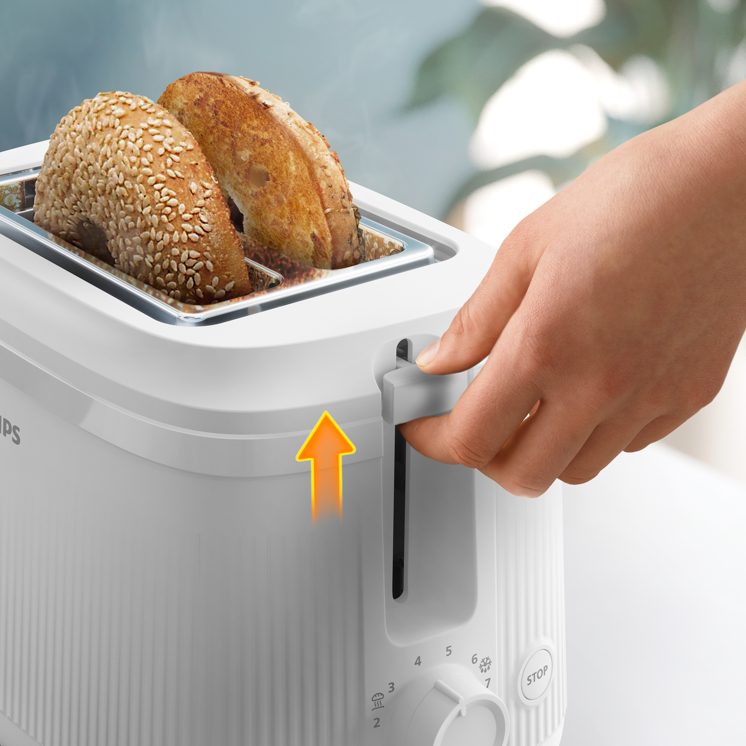 Hand, die Hebel an weißem Philips Toaster mit Toast anhebt.