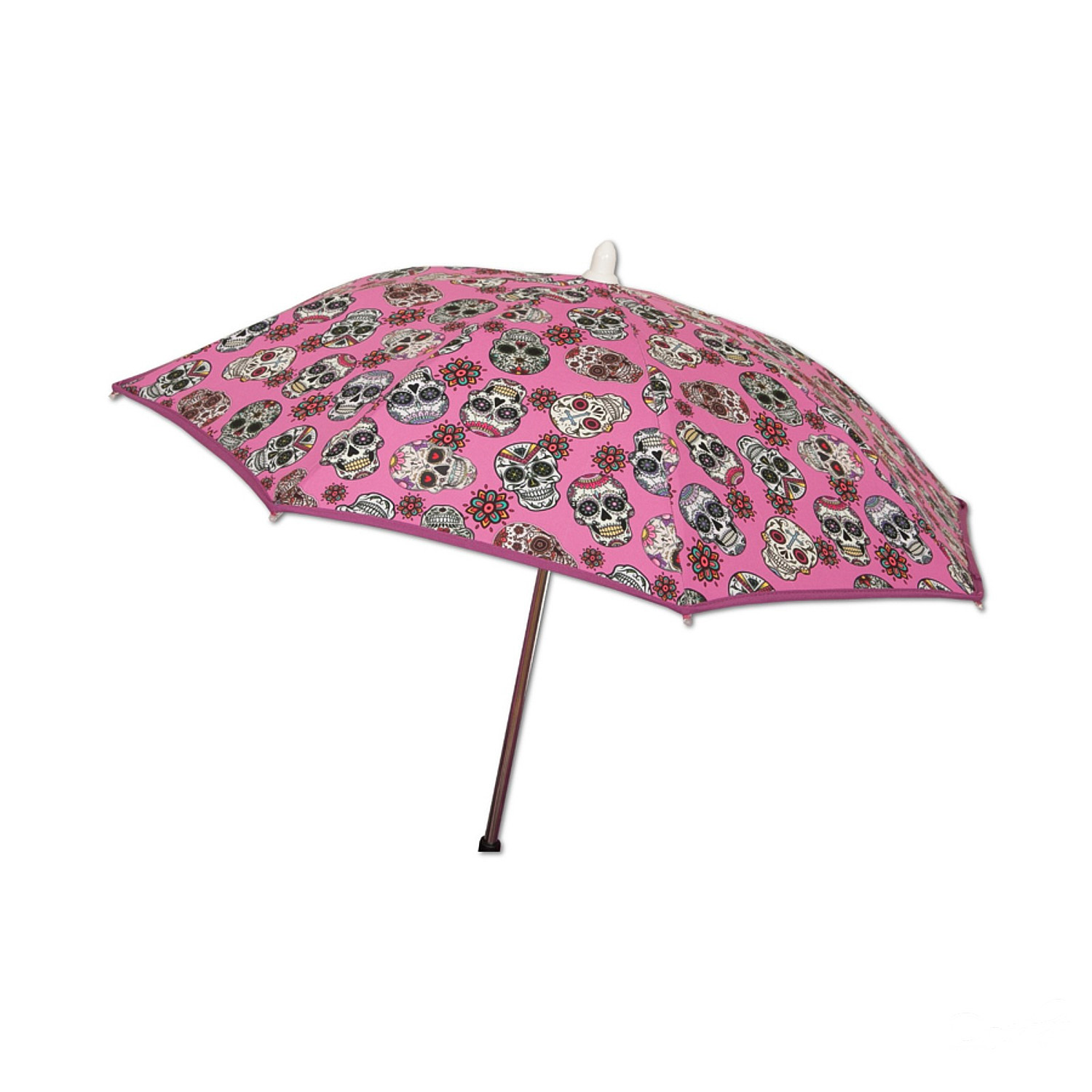 Un paraguas rosa con estampado de calaveras y mango de madera, abierto sobre fondo blanco.