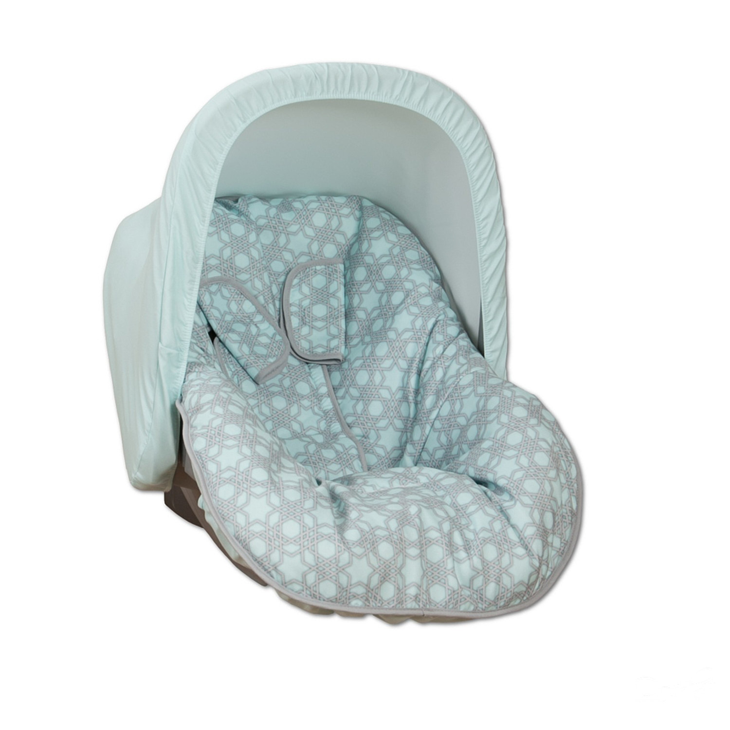 Inserto para asiento de coche de bebé con capota y tela estampada.