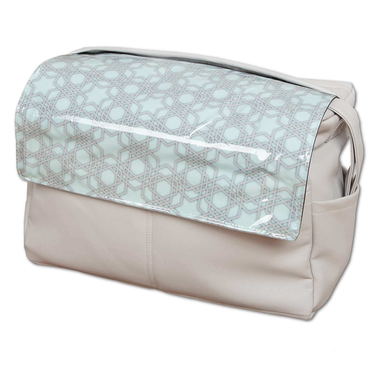 Bolso cambiador beige con solapa estampada. Se ve una sección de plástico transparente en la solapa.