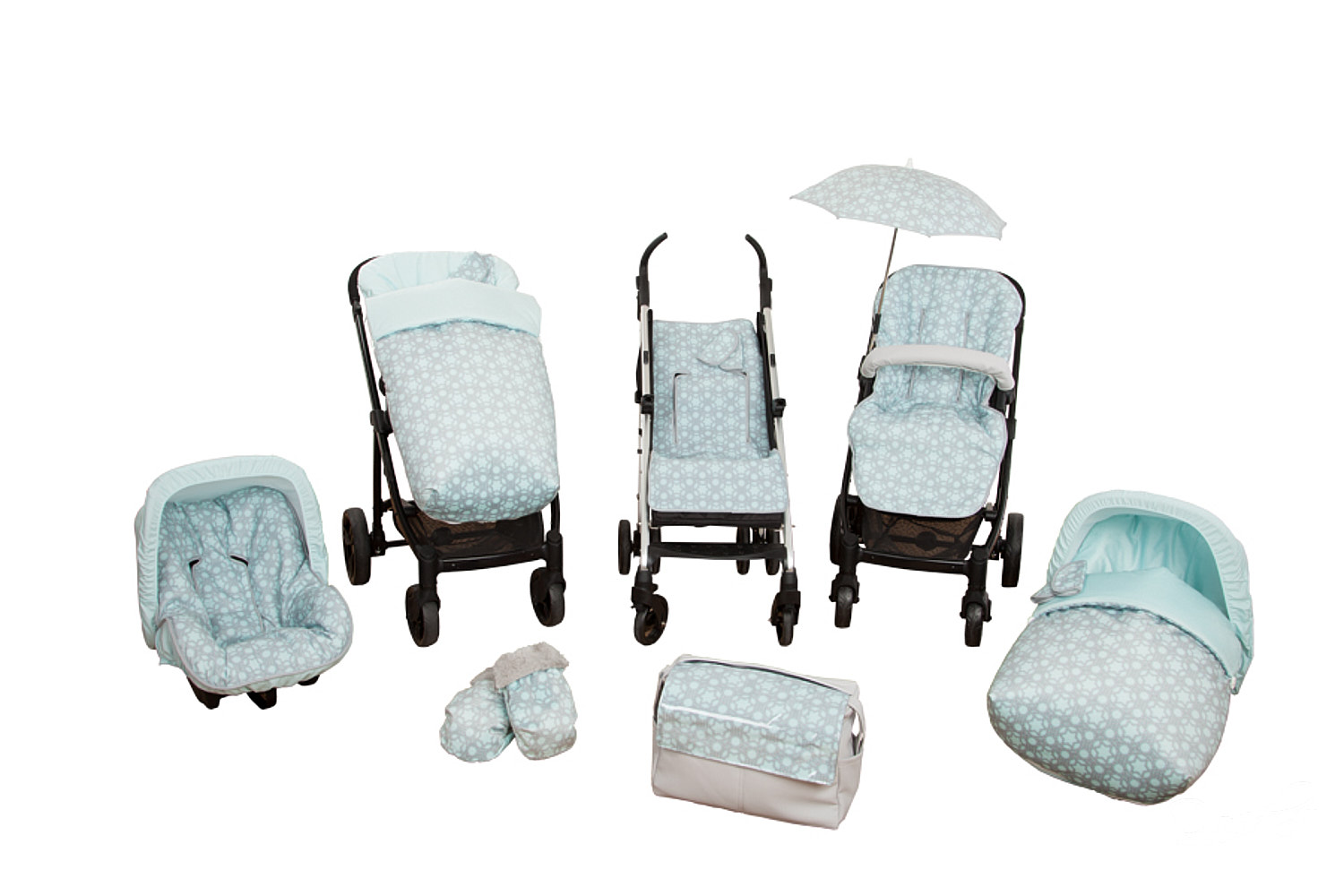 Conjunto de cochecito de bebé con estampado floral azul claro. Incluye cochecito, asiento de coche, bolso y sombrilla.