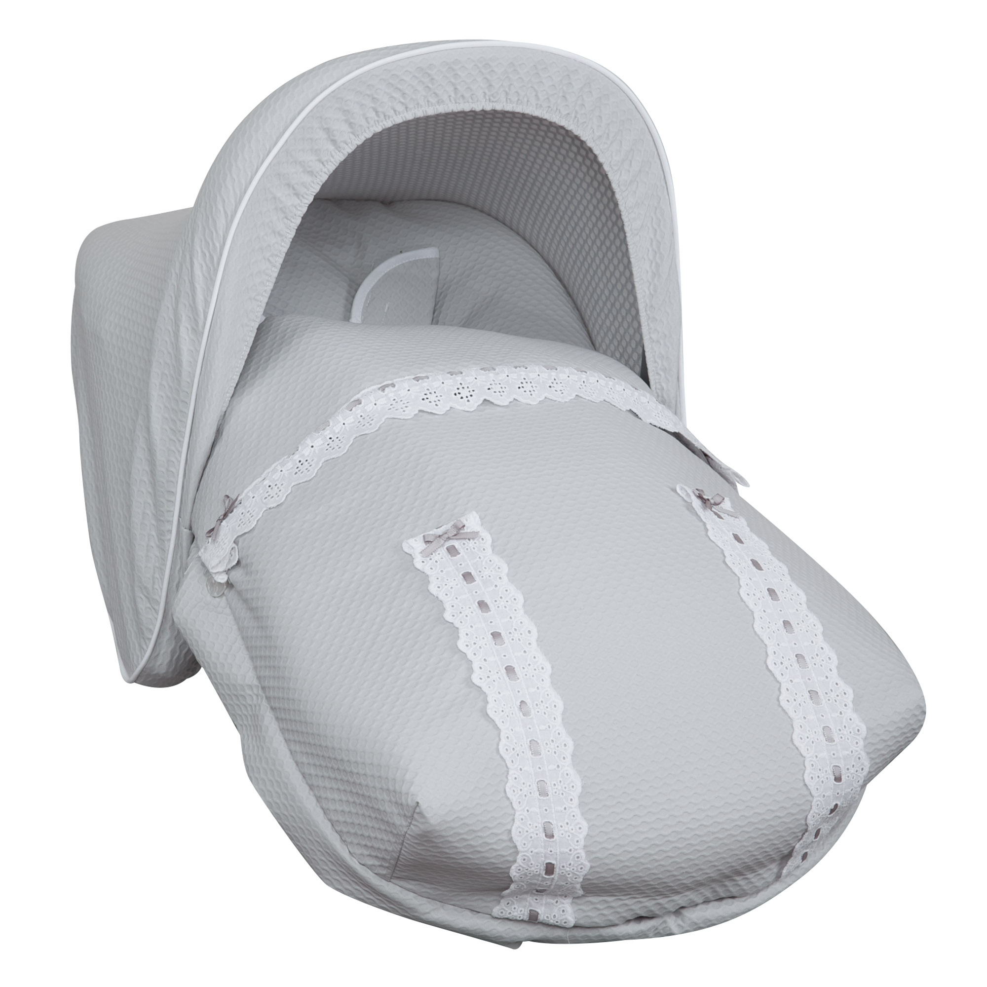 Un capazo gris para bebé con capota. Tiene ribetes de encaje blanco y un patrón acolchado.