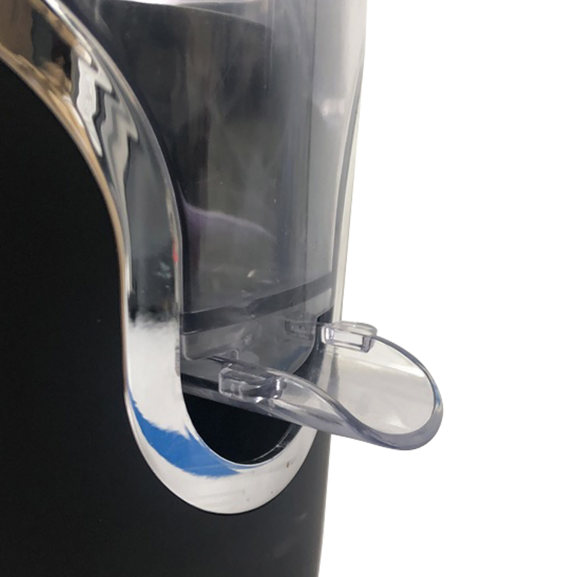 Primer plano de una boquilla dispensadora de plástico transparente en un electrodoméstico negro.