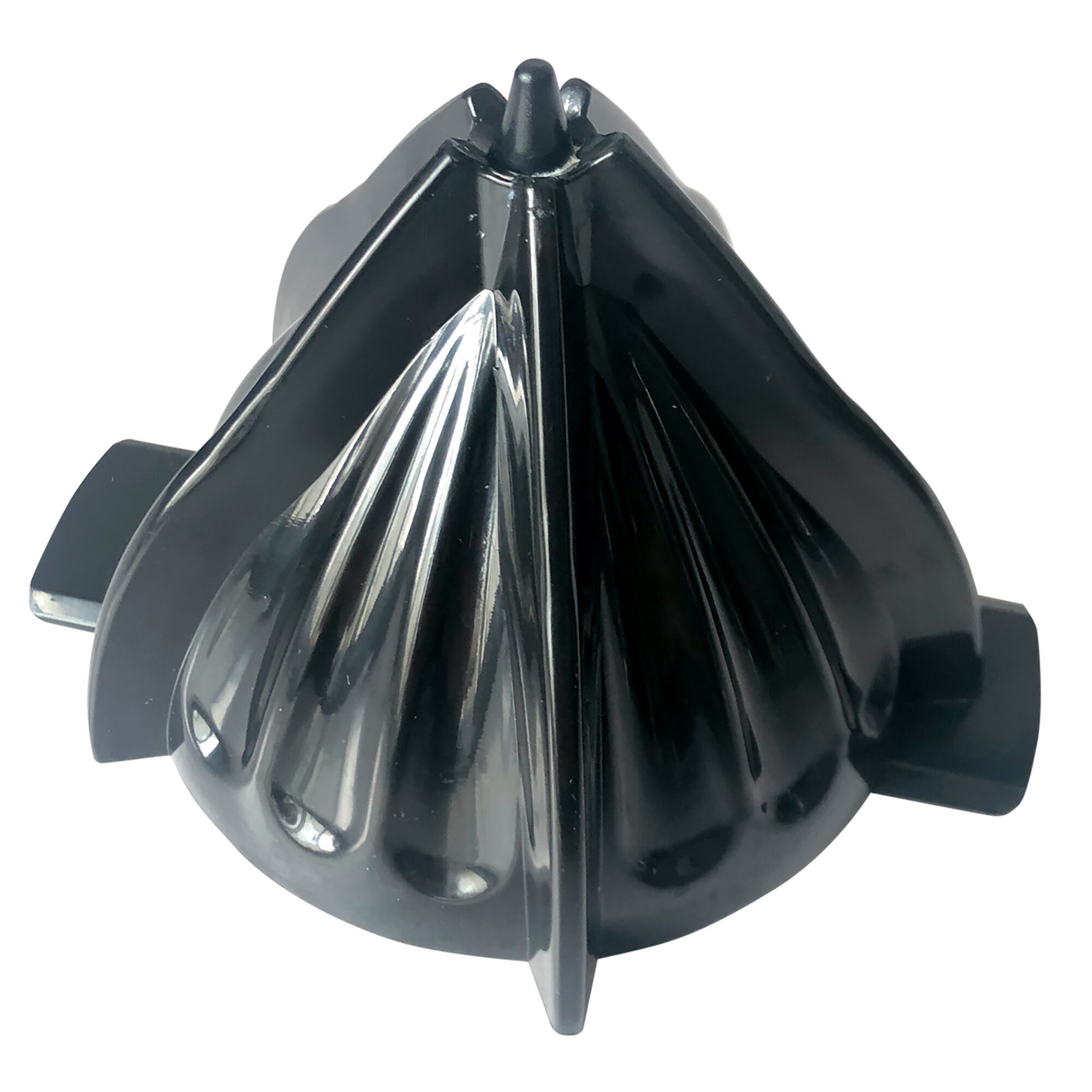 Cono de exprimidor negro con ranuras. Vista superior, fondo blanco. El exprimidor es de plástico.