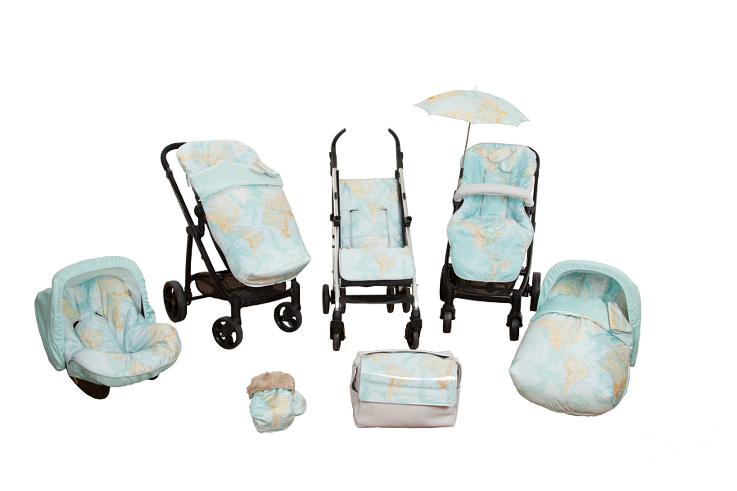 Conjunto de artículos para bebés sobre blanco: cochecitos, sillas de coche, bolso y accesorios, todo con diseño de mapa azul claro.